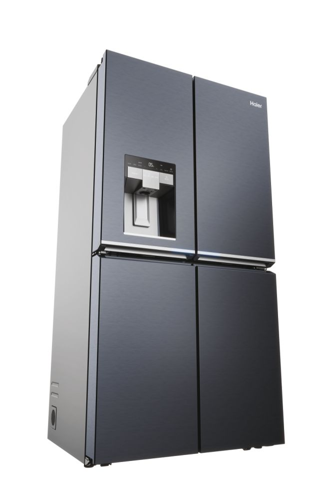 Ein Haier-Kühlschrank mit vier Türen, schwarzer Farbe, mit Wasserspender.