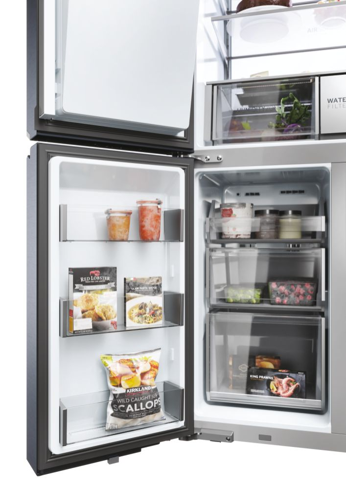 Offener Kühlschrank mit Regalen mit Lebensmitteln.