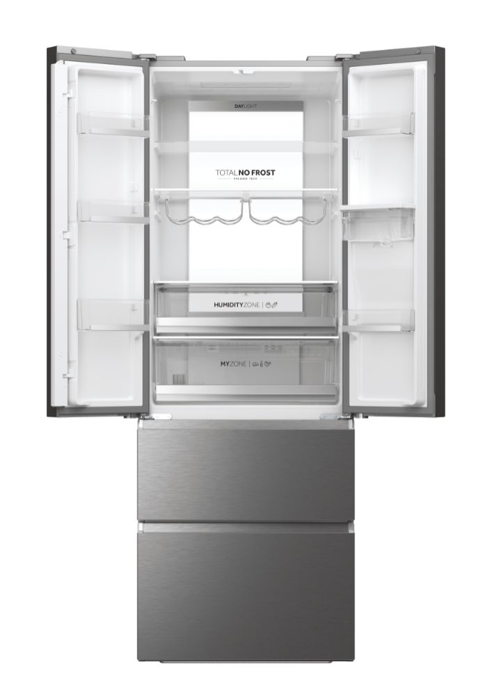 Frigorifero aperto con ripiani e cassetti in vetro, con interno bianco. Le porte sono aperte.