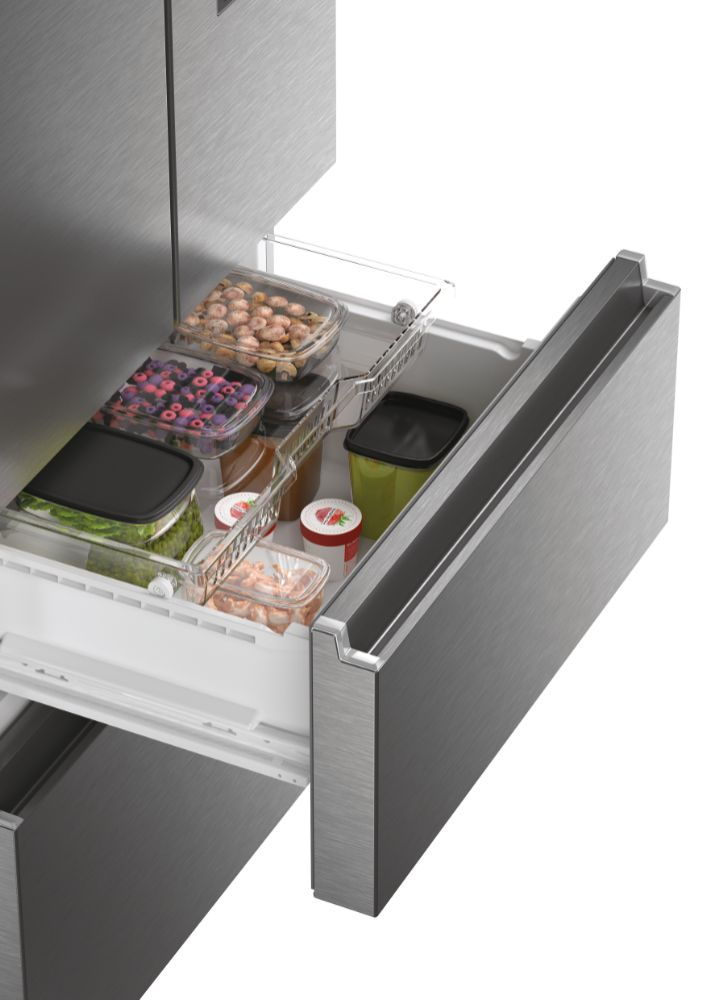Cassetto del frigorifero aperto con vari contenitori di alimenti.