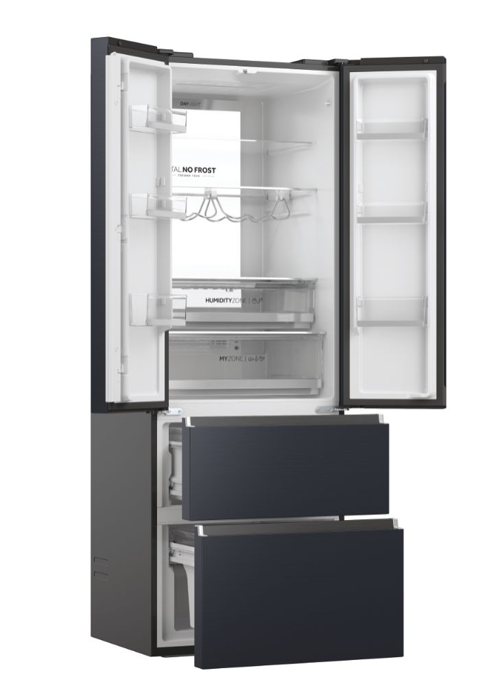 Schwarzer Kühlschrank mit geöffneten Türen. Innenregale, Schubladen und Fächer sichtbar.