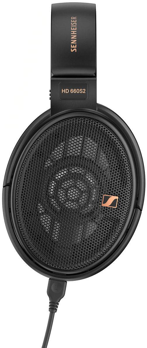 Fekete Sennheiser fejhallgató. A márkanév és a modell látható. Hálós fülpárnák.