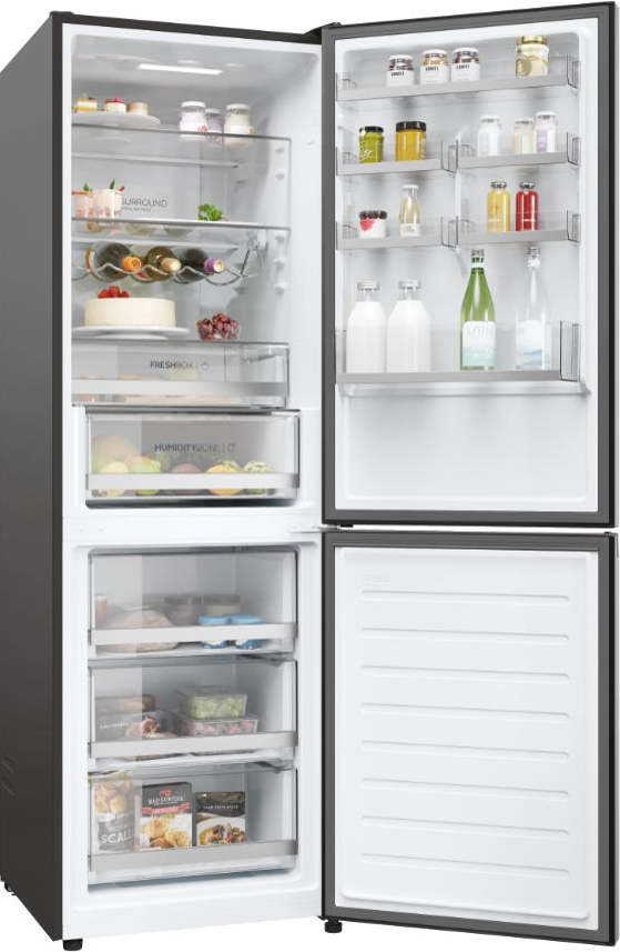 Frigorifero aperto con generi alimentari. Frutta, bottiglie e contenitori visibili all'interno.