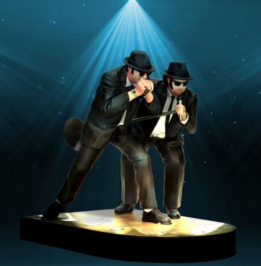 Statue der Blues Brothers, mit schwarzen Anzügen, Hüten, Sonnenbrillen und Musikinstrumenten.