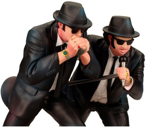 Zwei Blues Brothers Figuren. Einer spielt Mundharmonika, der andere singt ins Mikrofon.
