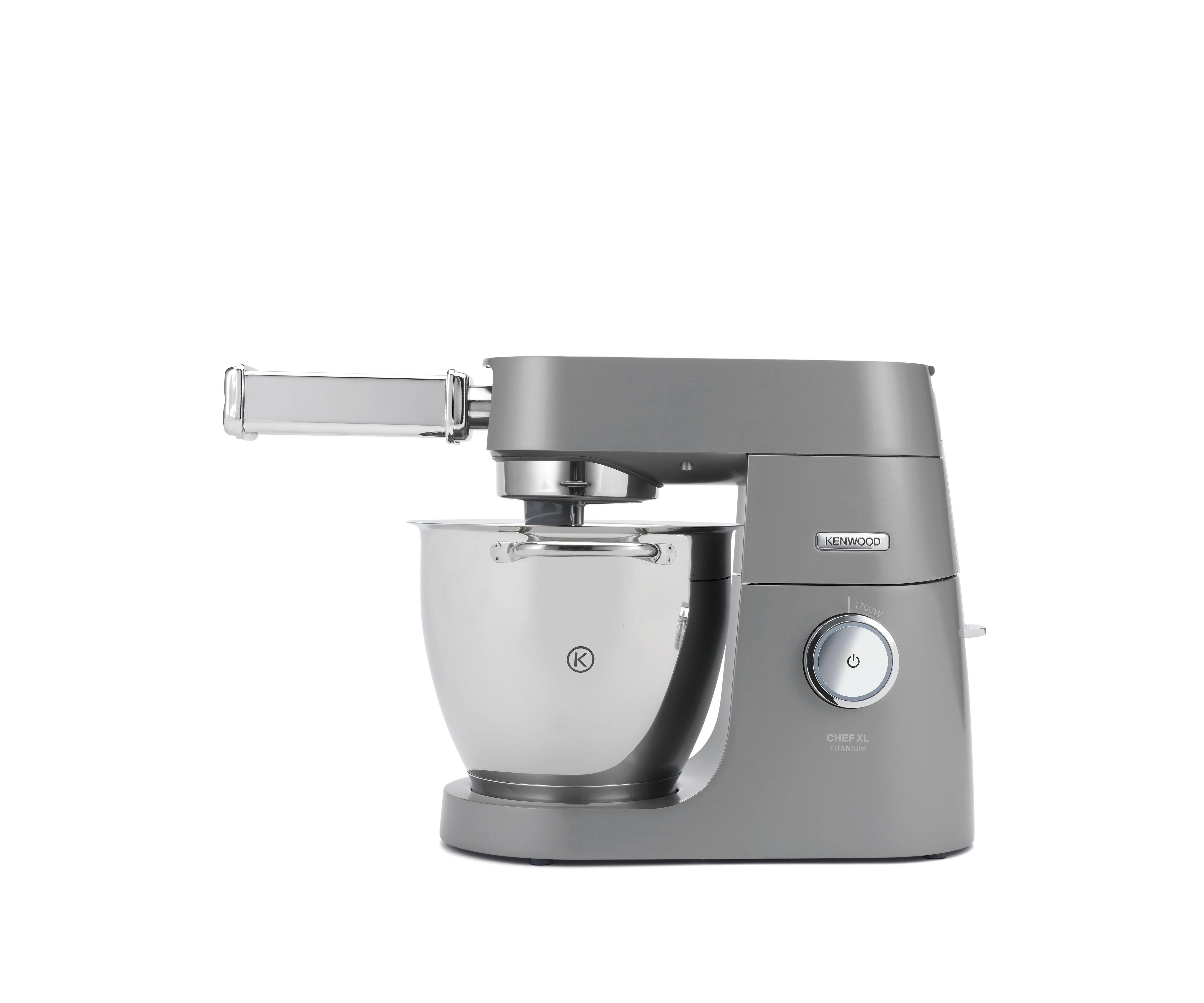 Grauer Kenwood Chef XL Küchenmixer, isoliert auf weißem Hintergrund.