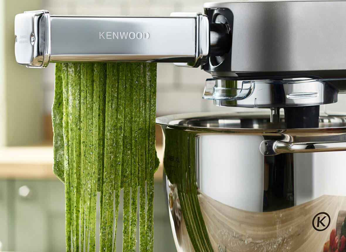 Kenwood Küchenmaschine mit Pasta-Aufsatz, grüner Teig wird herausgedrückt.