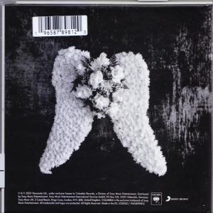 Schwarz-weißes CD-Cover mit Engelsflügeln aus Blumen.