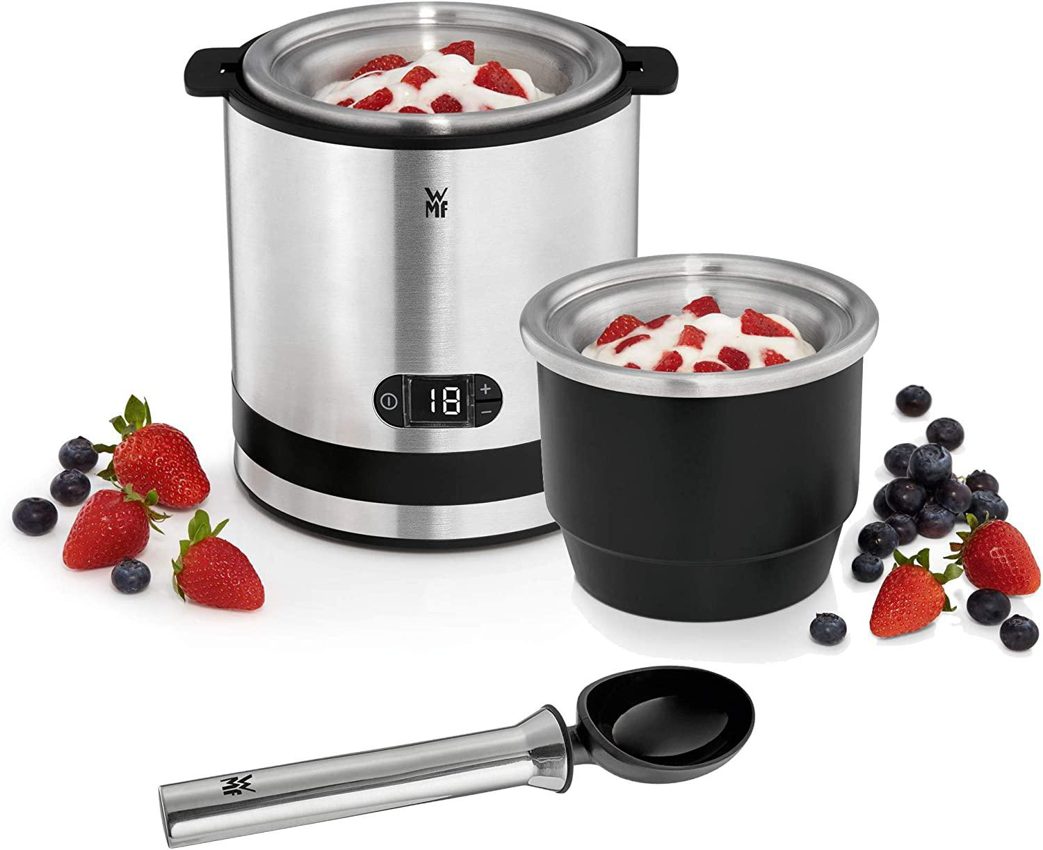 Eismaschine mit zwei Behältern, Erdbeeren und Blaubeeren sowie einem Eislöffel.
