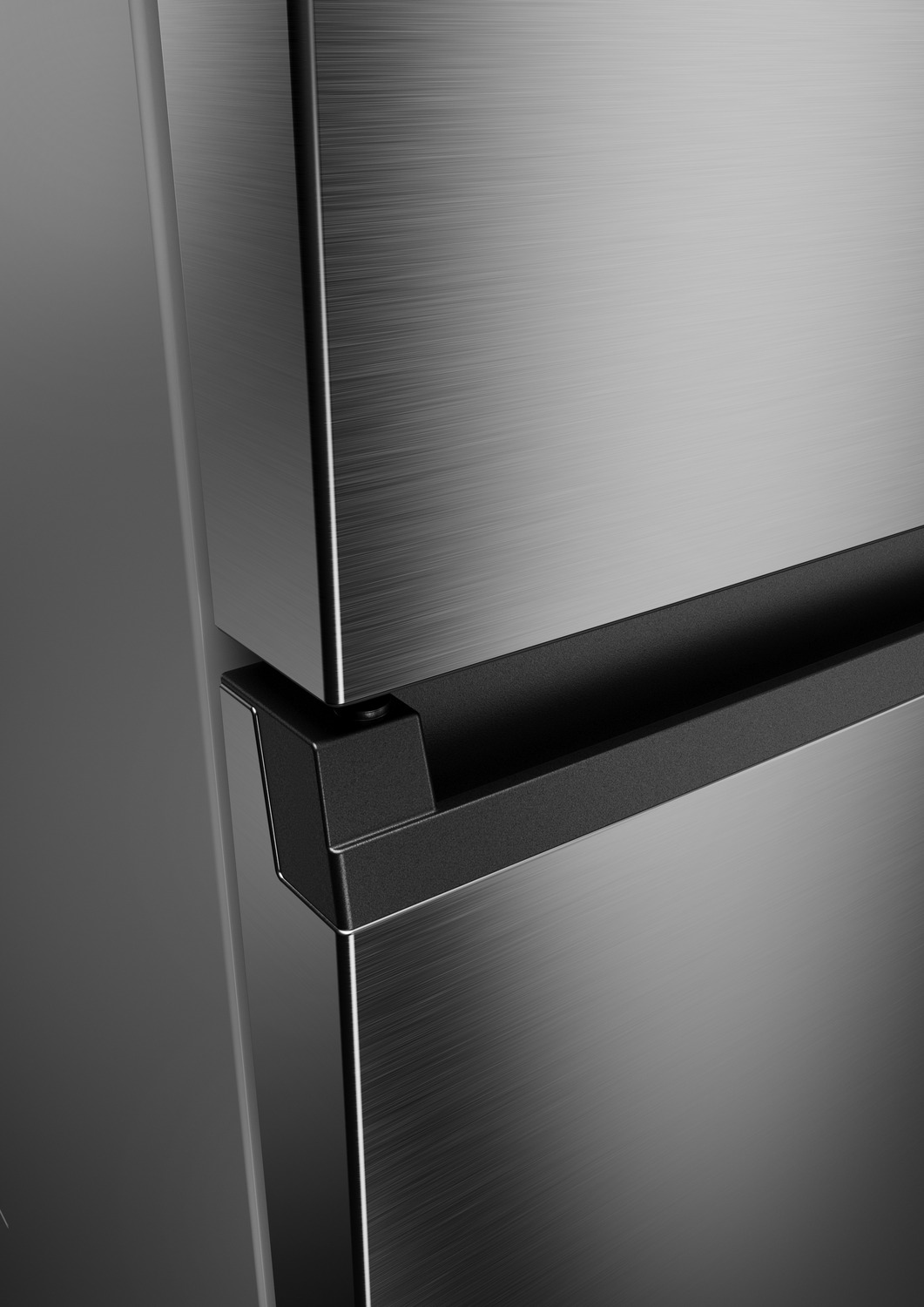 Primer plano de la puerta y el tirador de un frigorífico de acero inoxidable.