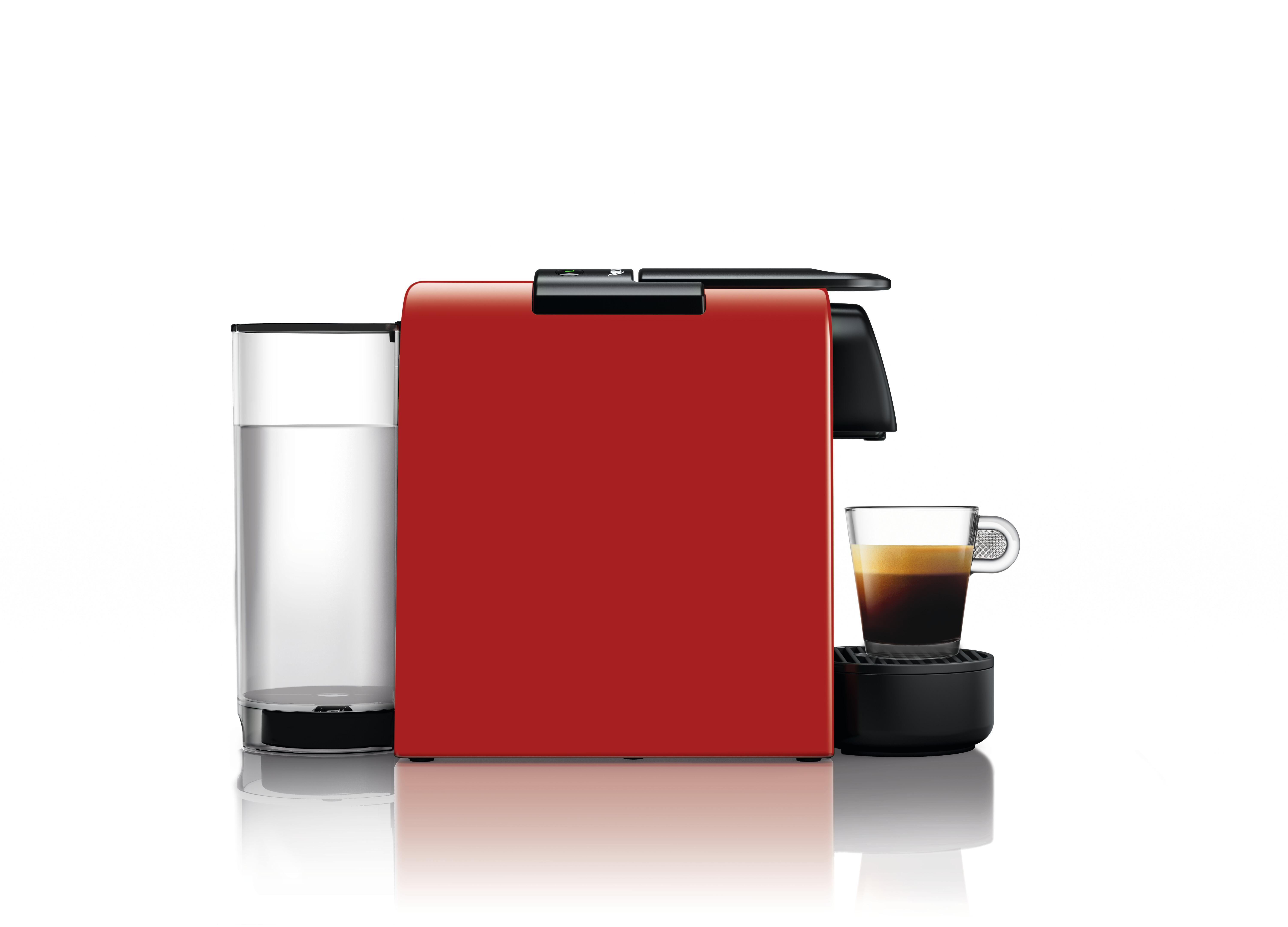 Rote Espressomaschine mit Wassertank und Espresso-Glas auf weißem Hintergrund.