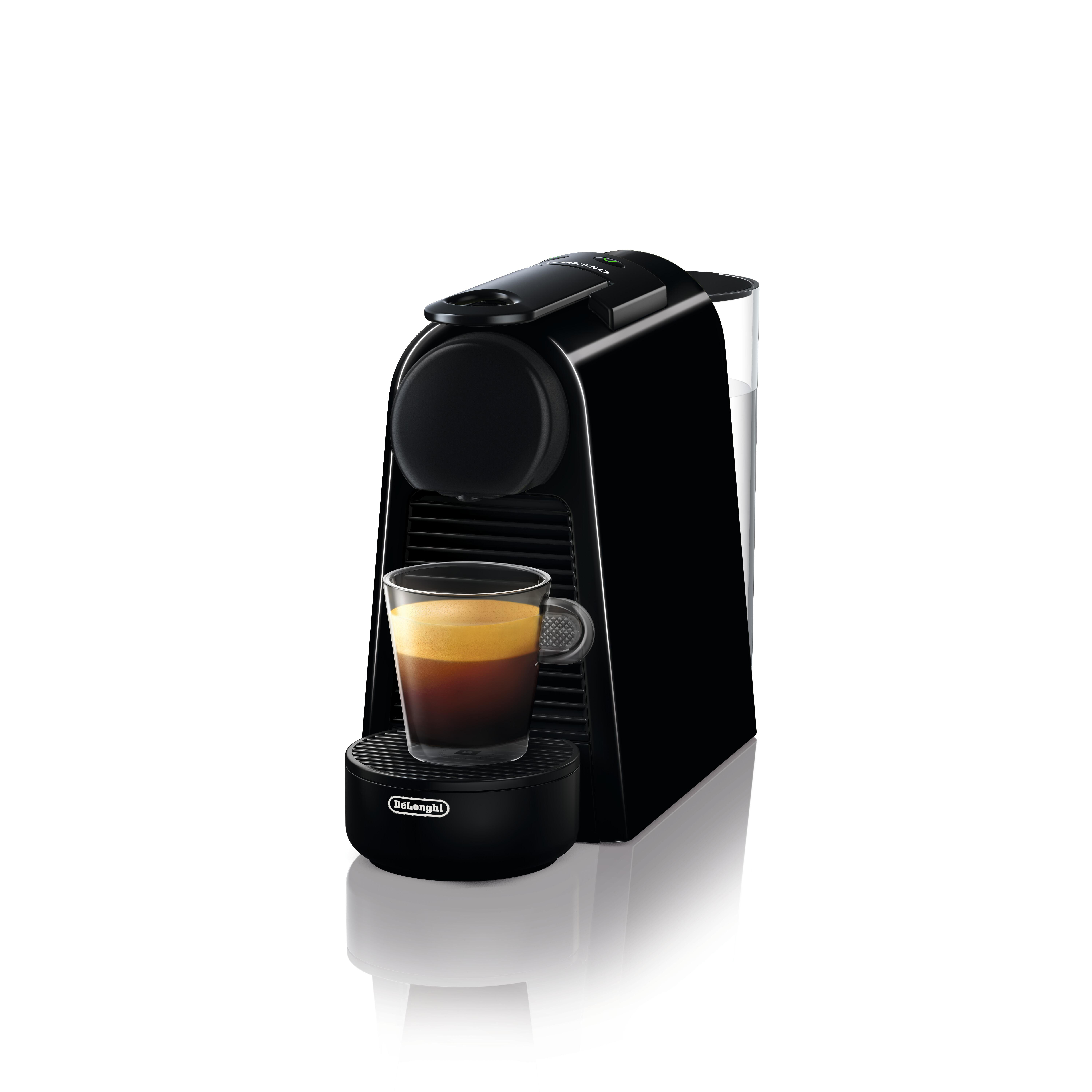 Eine schwarze DeLonghi Nespresso Kaffeemaschine mit einem Glas Kaffee.