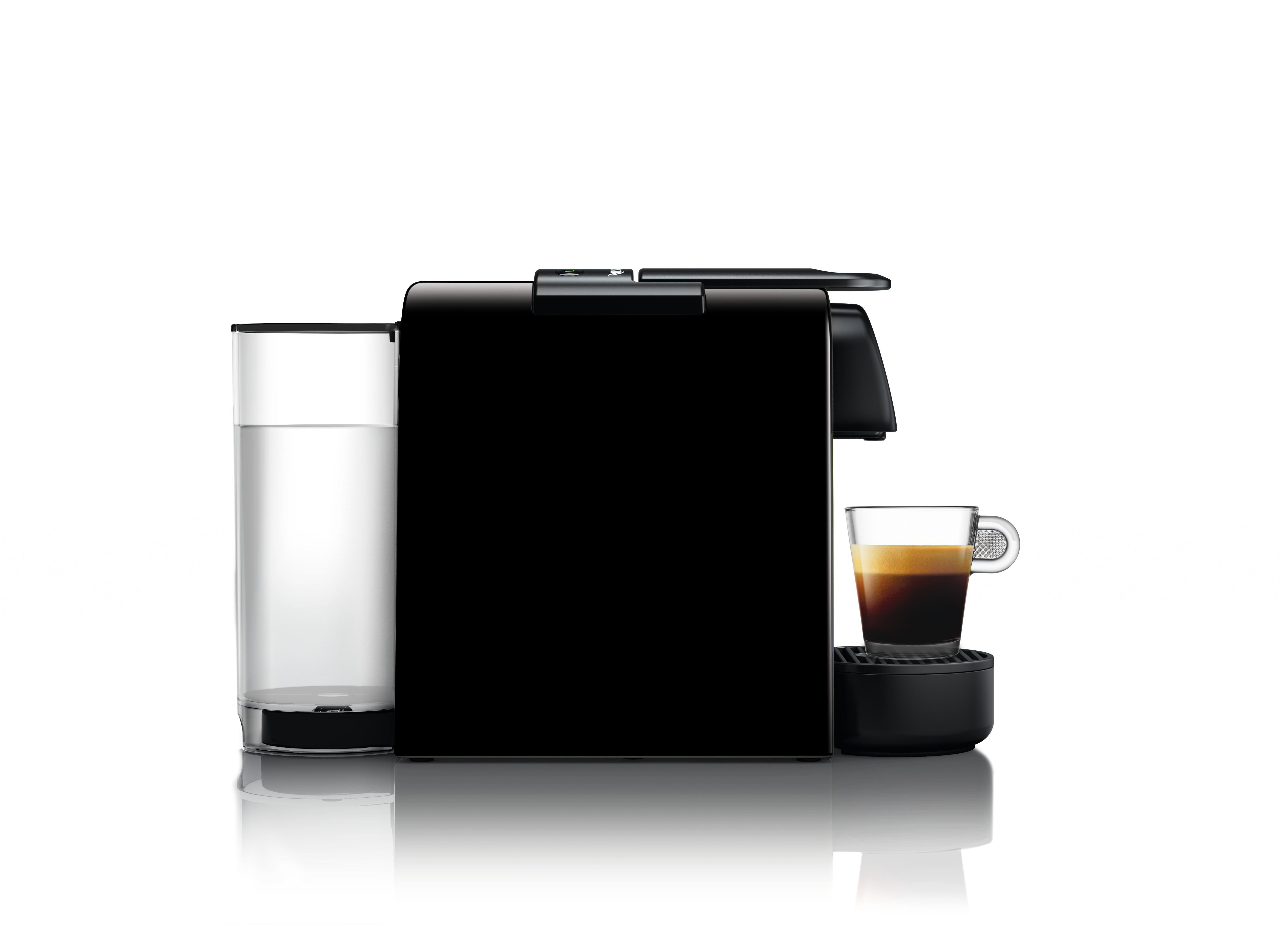 Schwarze Nespresso-Kaffeemaschine mit Wassertank und einem Glasbecher mit Kaffee auf weißem Grund.