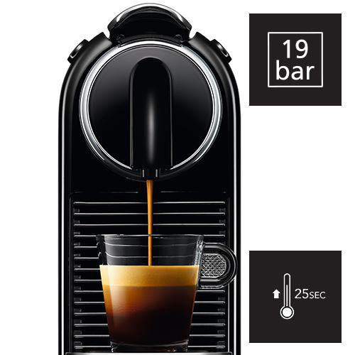 Schwarze Nespresso-Maschine, die Kaffee in ein Glas ausgibt. Text zeigt 19 bar und 25 Sek.