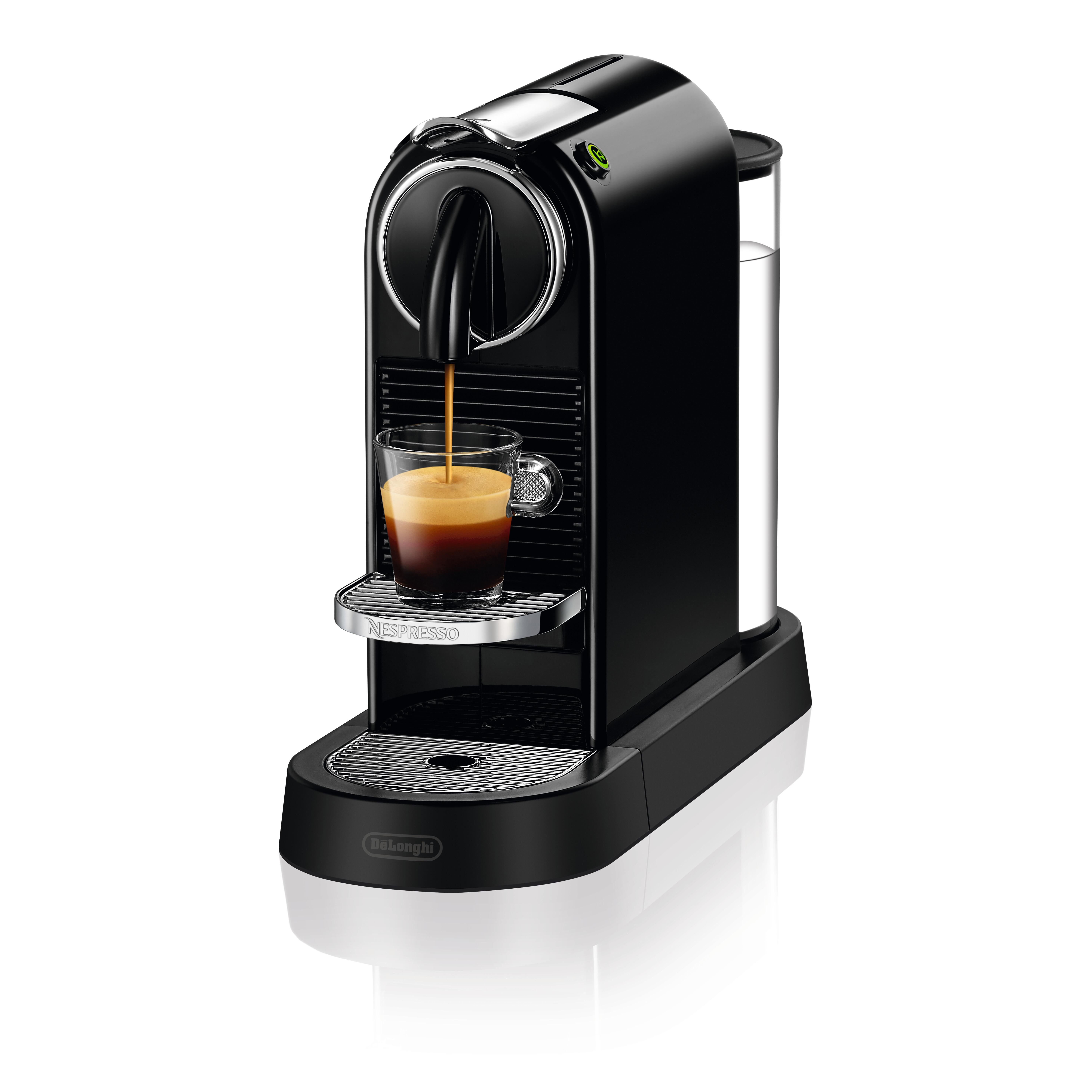 Eine schwarze Nespresso-Kaffeemaschine, in die Kaffee gegossen wird.