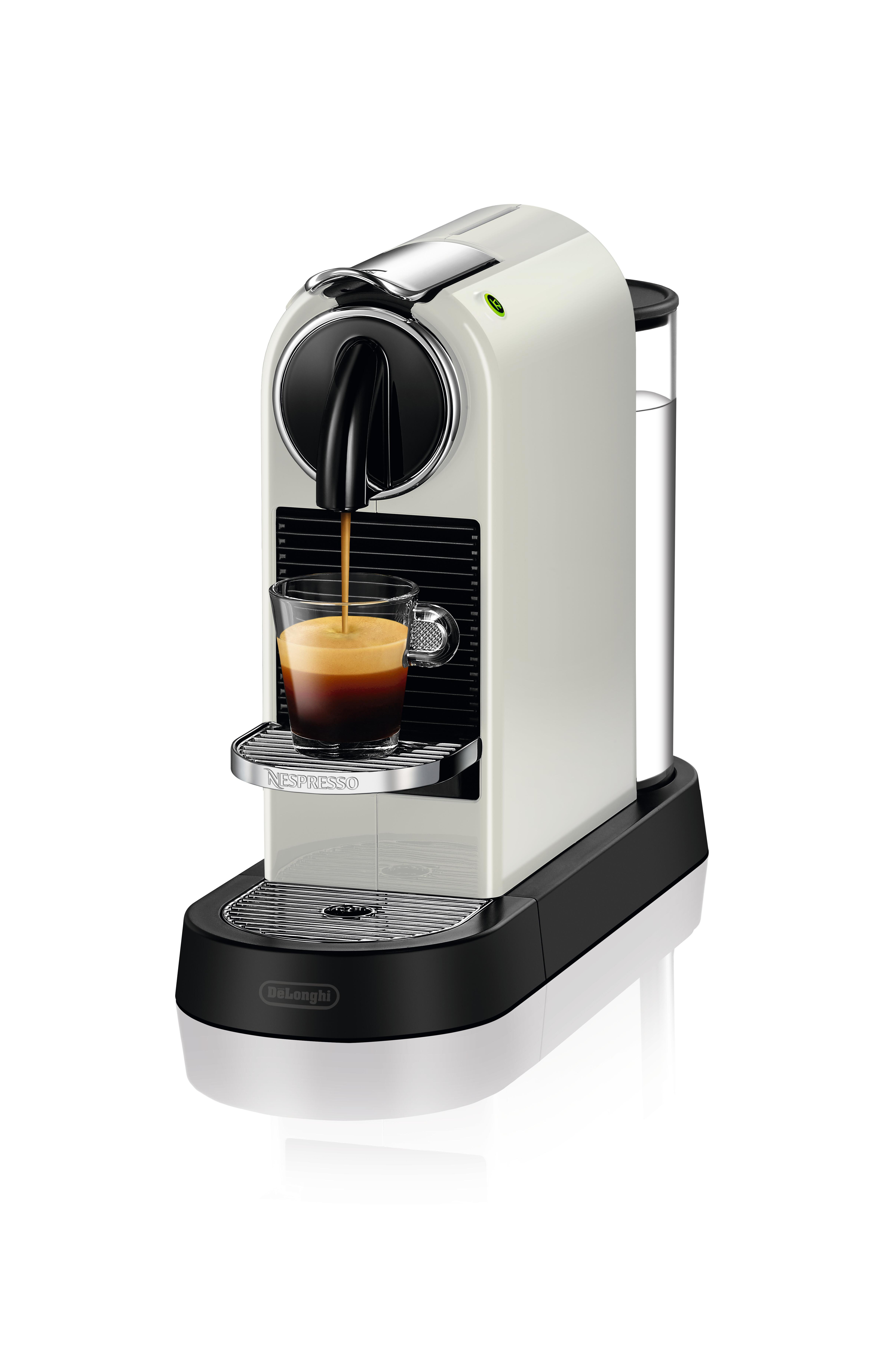 Eine weiße und schwarze Nespresso-Kaffeemaschine bereitet Kaffee zu. Eine Glastasse füllt sich mit Kaffee.
