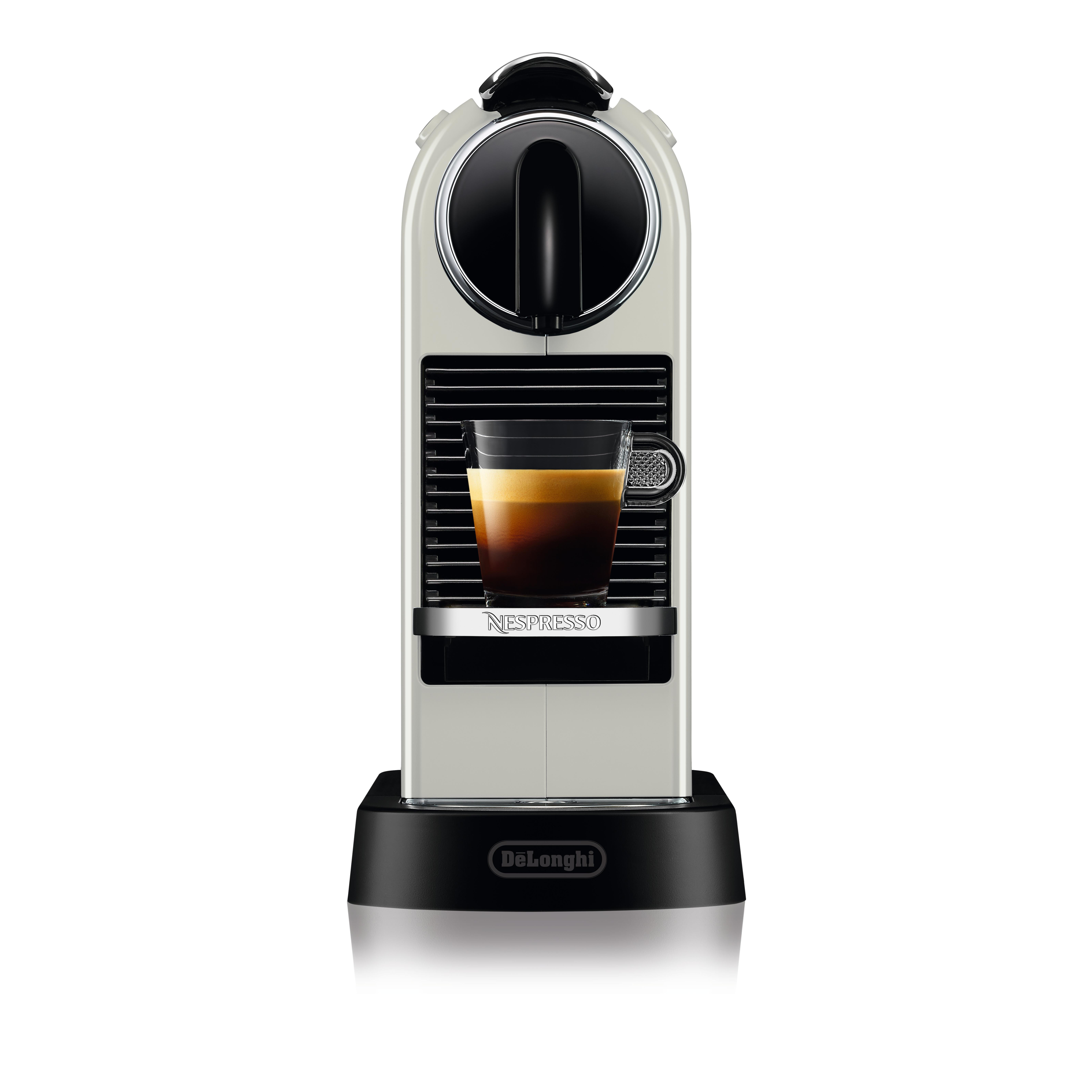 Eine cremefarbene Nespresso-Kaffeemaschine mit einem Glas Kaffee vor weißem Hintergrund.