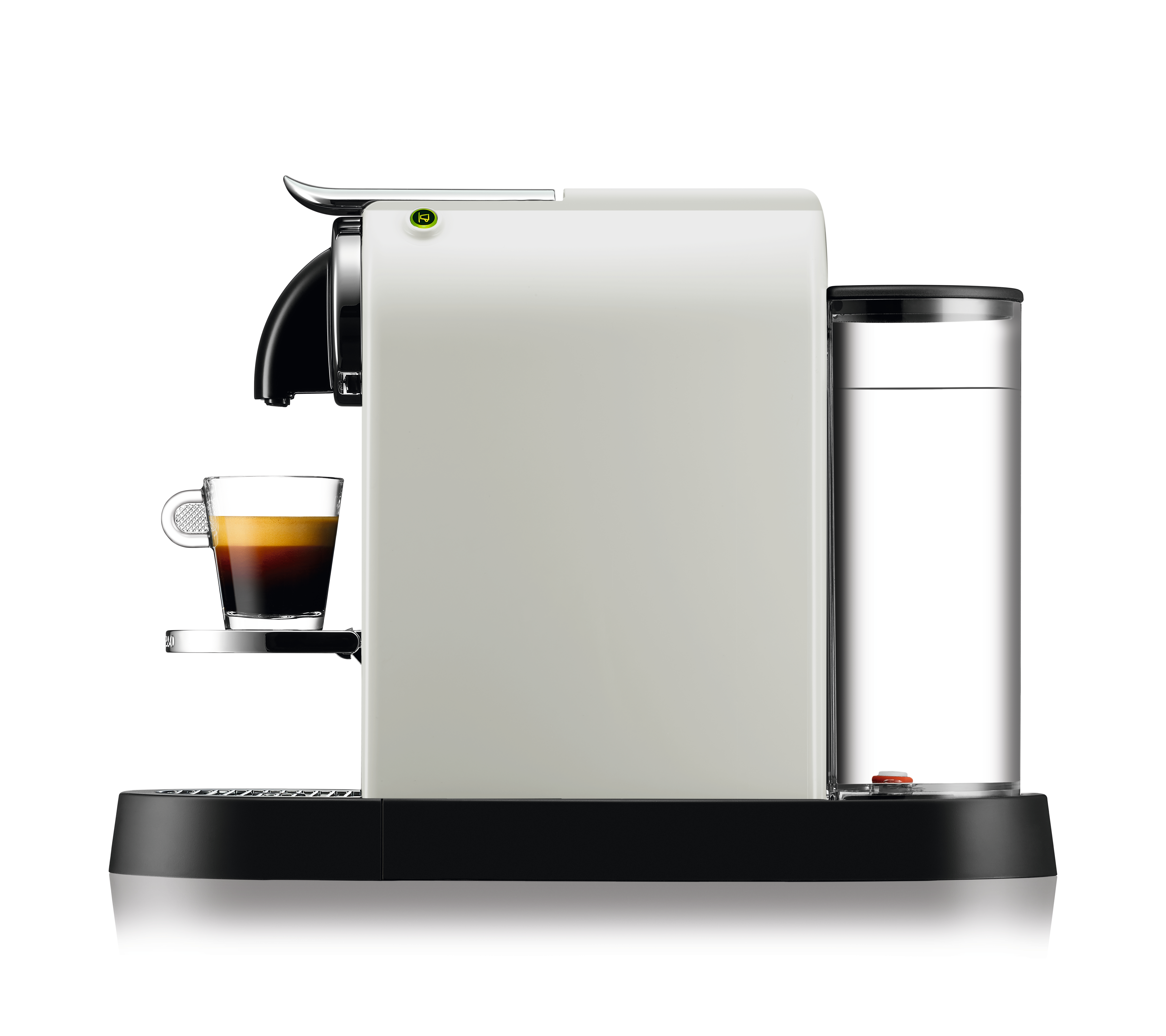 Eine weiße Nespresso-Kaffeemaschine mit einem Glas Kaffee. Ein Wassertank befindet sich an der Seite.