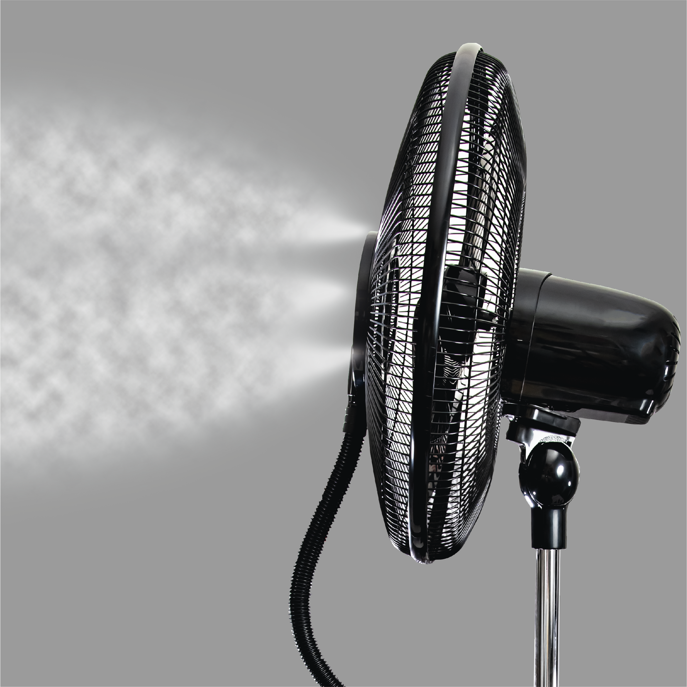 Schwarzer Ventilator mit Nebel, pustet Luft, grauer Hintergrund.