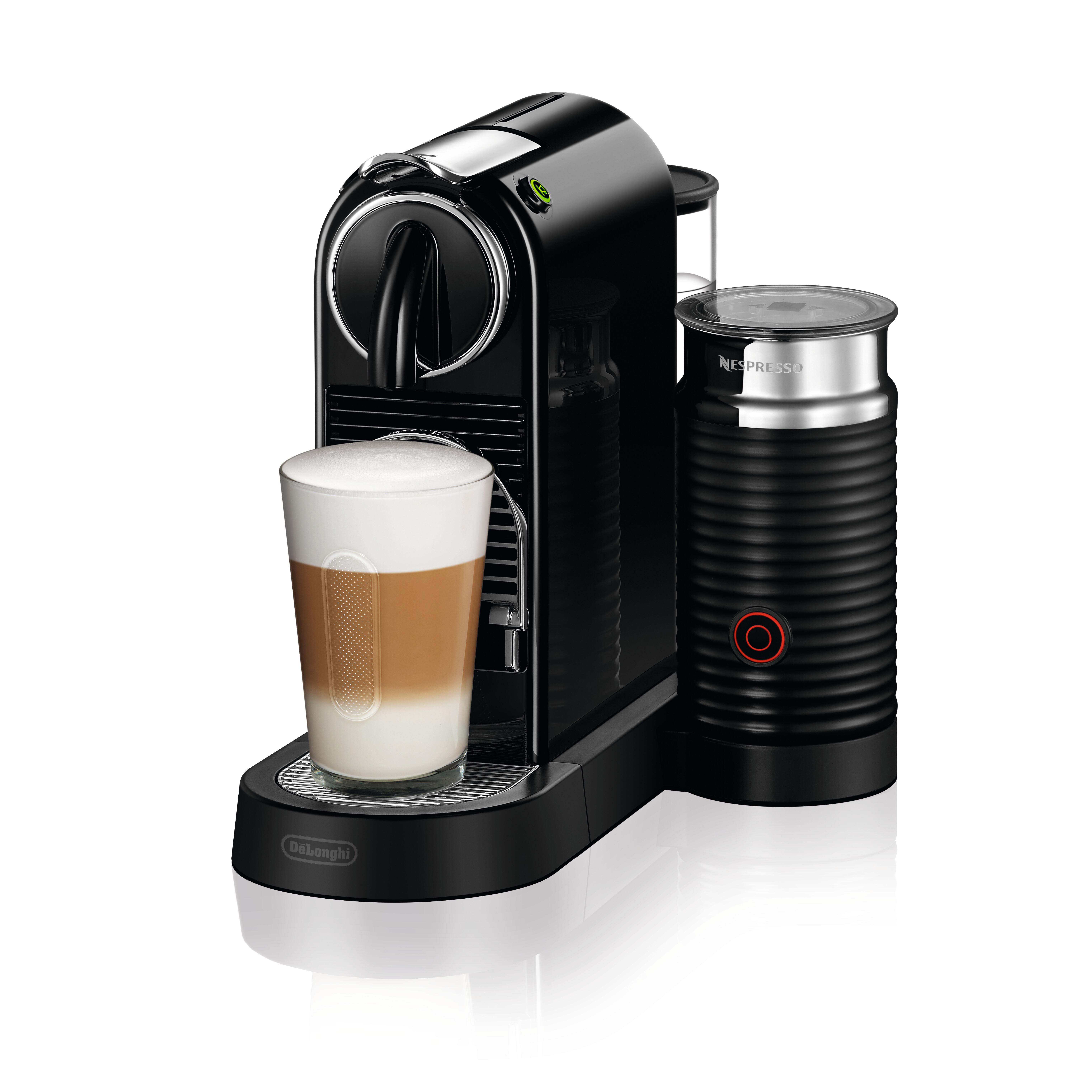 Schwarze Nespresso-Kaffeemaschine mit Latte-Glas und Milchaufschäumer.