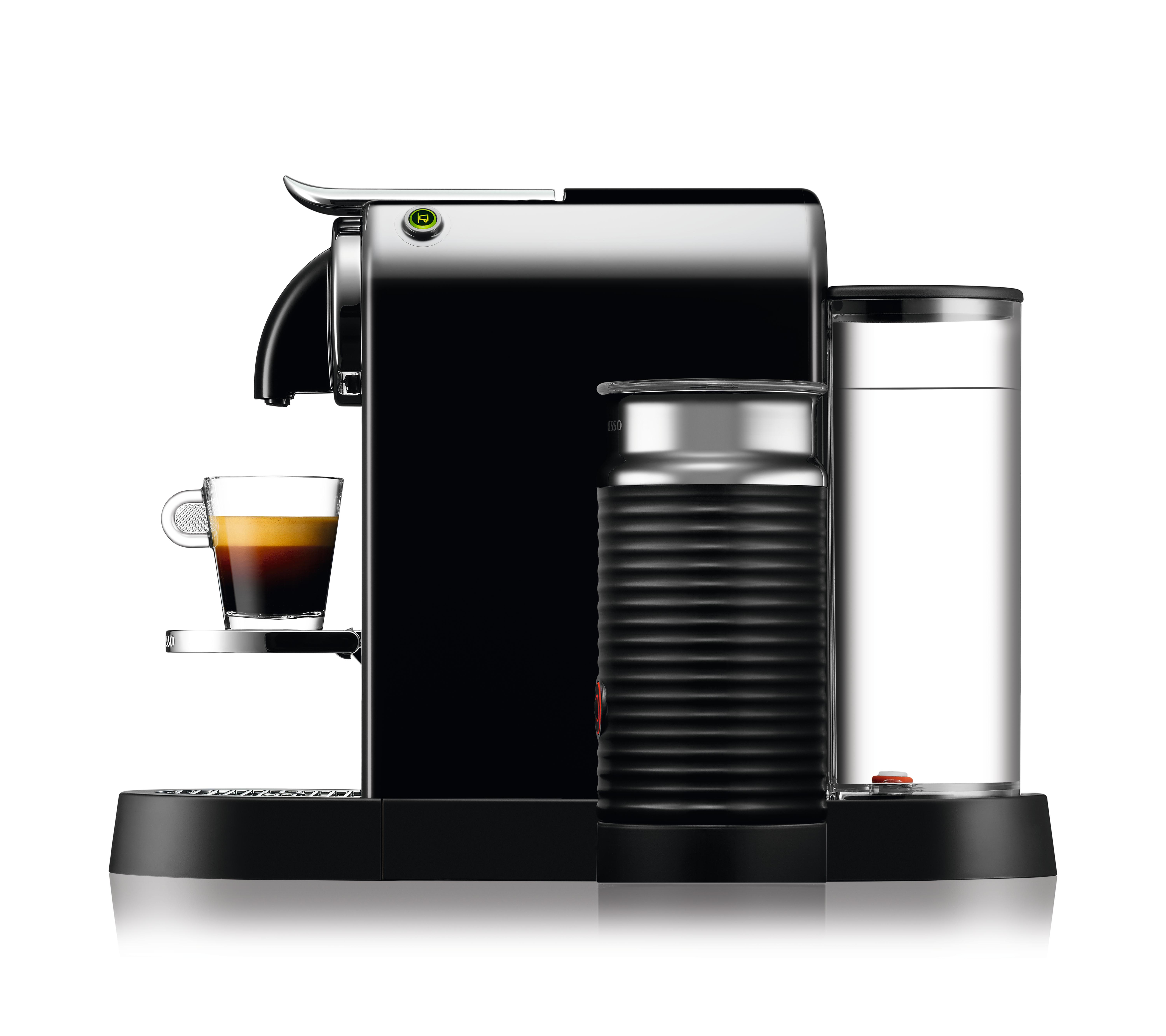 Schwarze Nespresso-Kaffeemaschine. Sie hat eine Tasse links, einen Wasserbehälter und einen Milchaufschäumer.