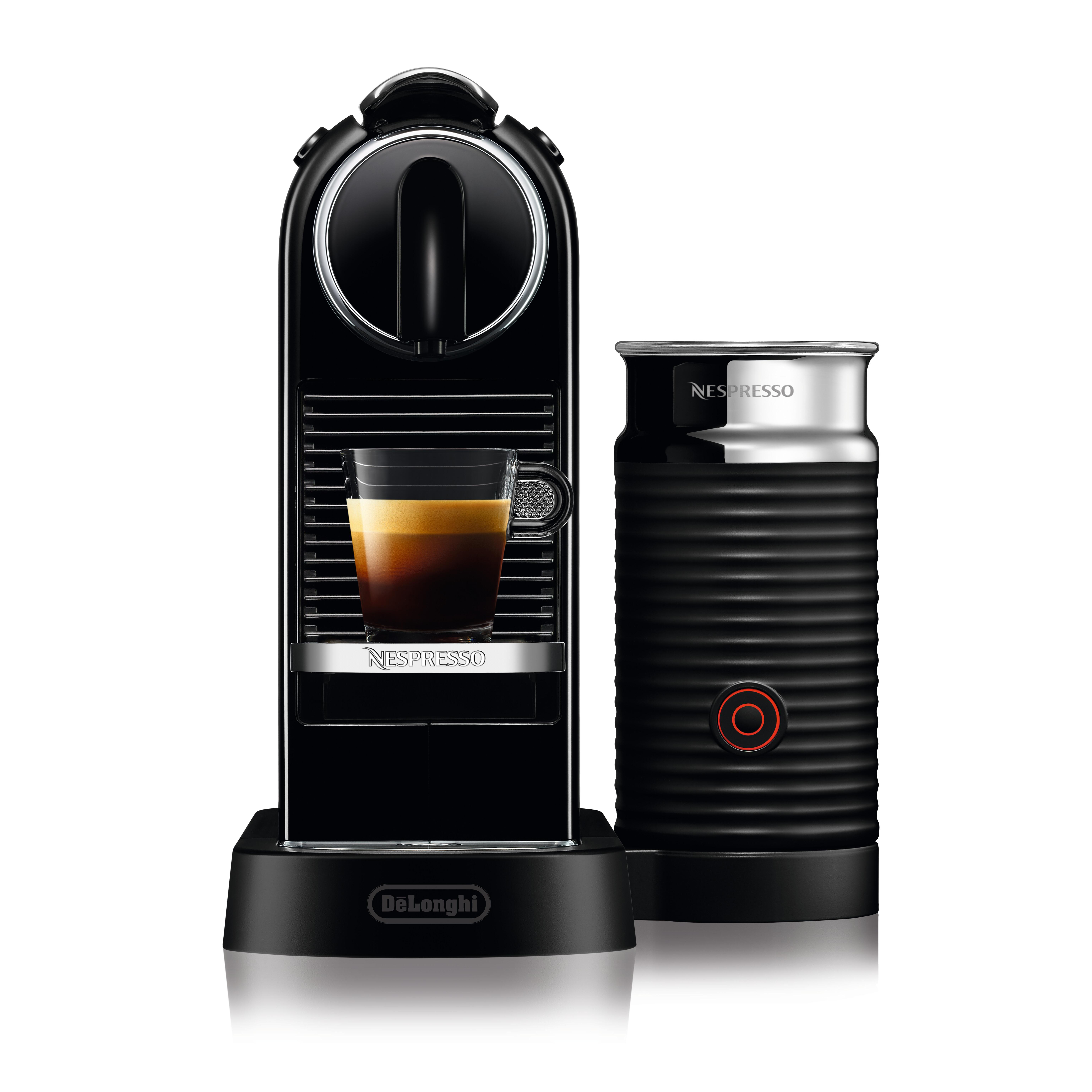 Eine schwarze Nespresso-Maschine mit einer Tasse Kaffee und einem schwarzen Milchaufschäumer.