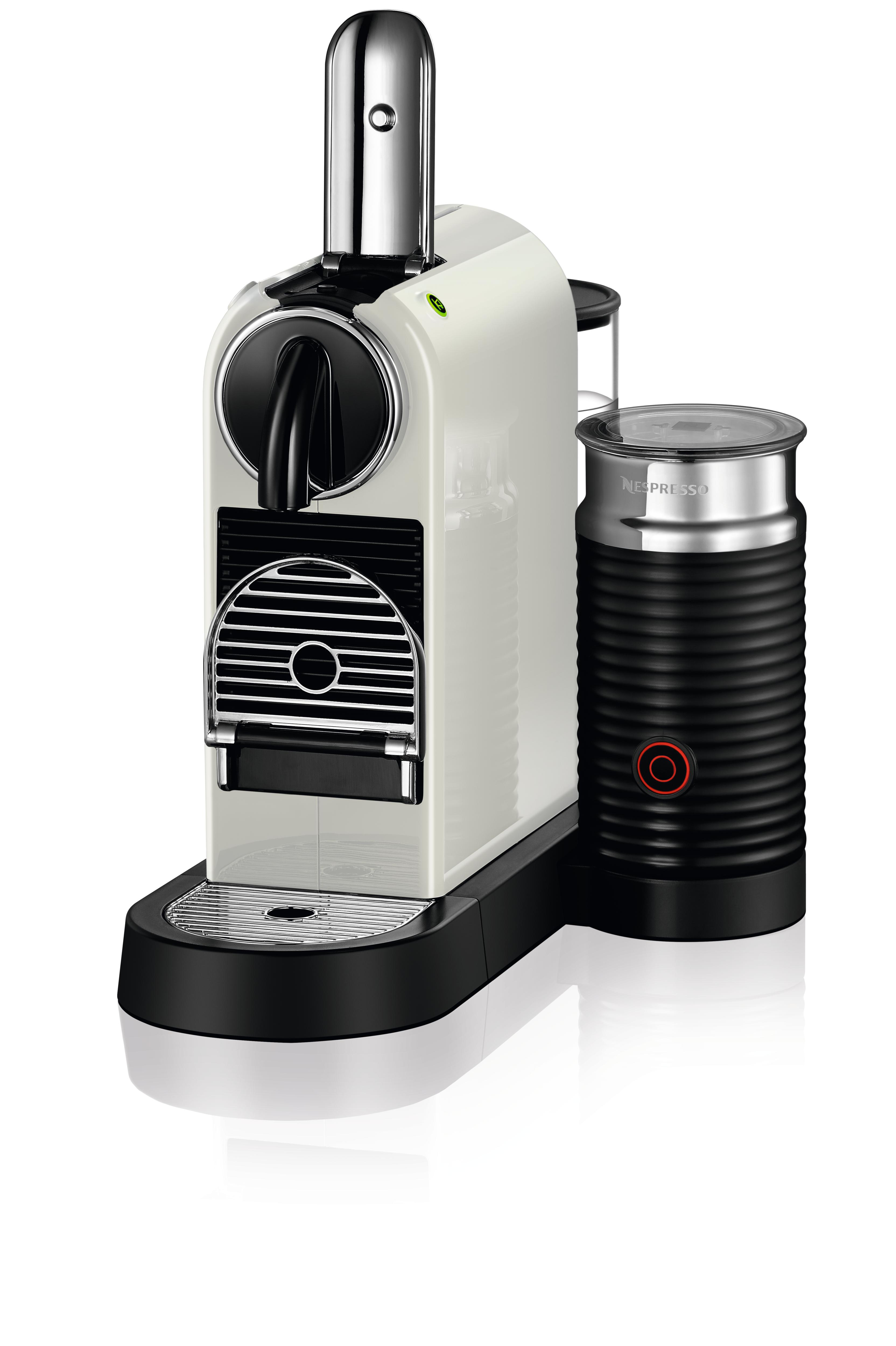 Eine weiß-schwarze Kaffeemaschine mit Milchaufschäumer auf weißem Hintergrund.