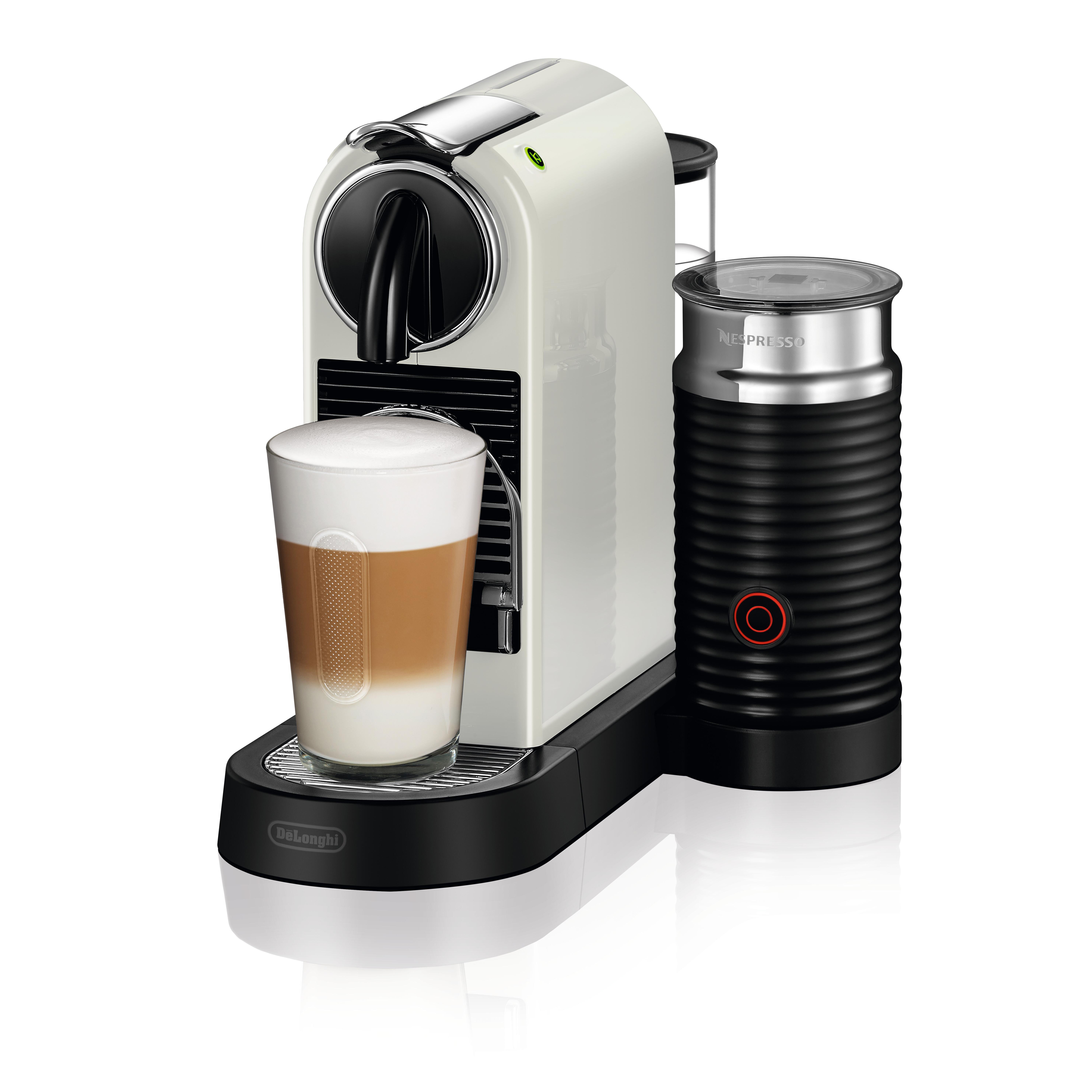 Nespresso-Kaffeemaschine mit Latte-Glas. Milchaufschäumer rechts daneben.