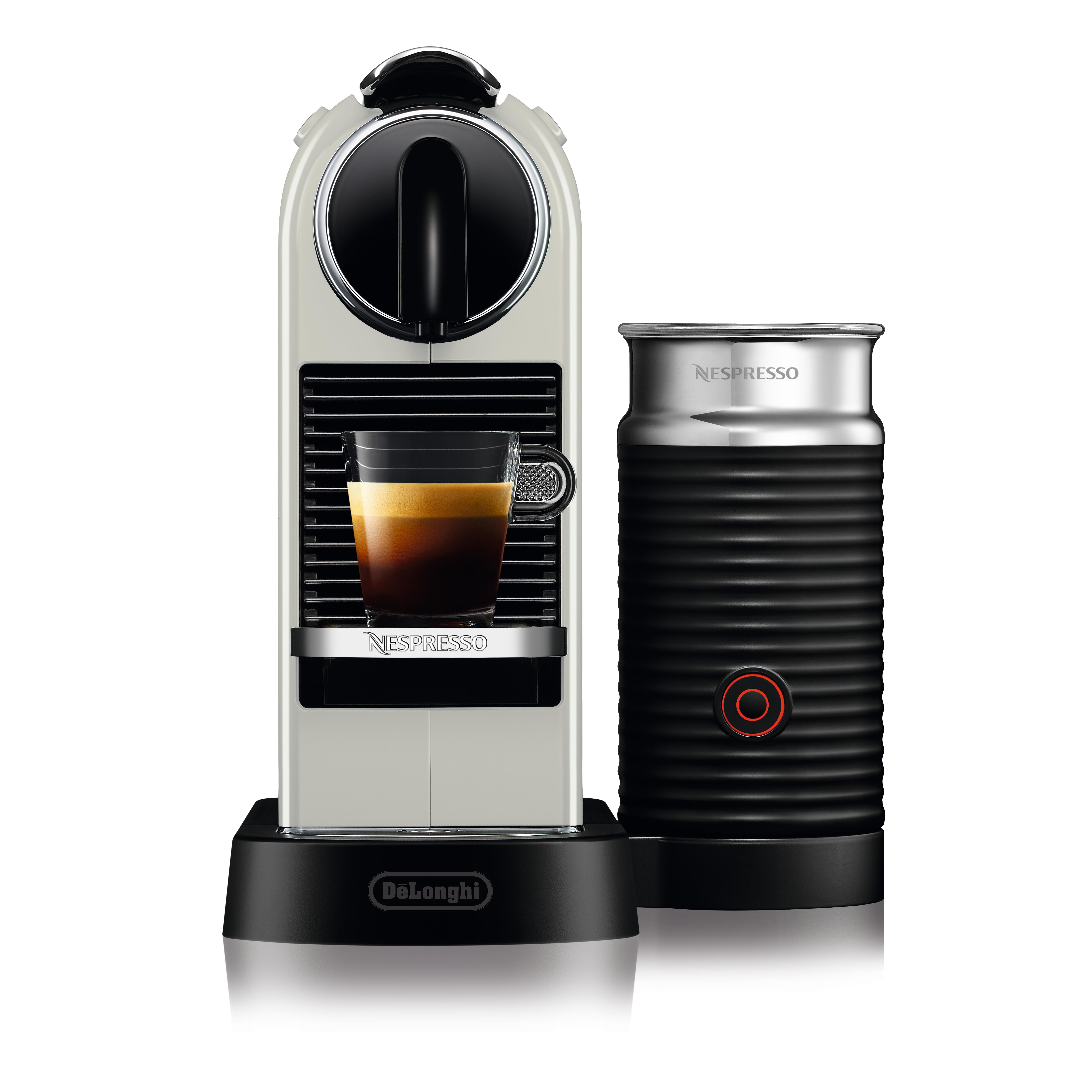 Eine weiß-schwarze Nespresso-Maschine mit einer Glastasse Kaffee. Rechts ist ein schwarzer Milchaufschäumer.