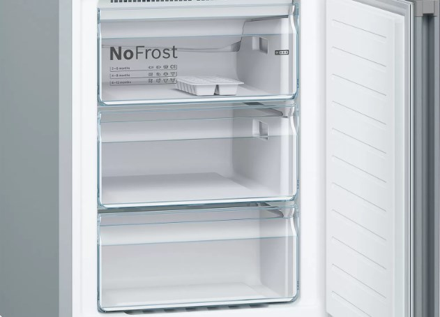 Interior de un refrigerador. Abierto con tres cajones, cubitera visible.