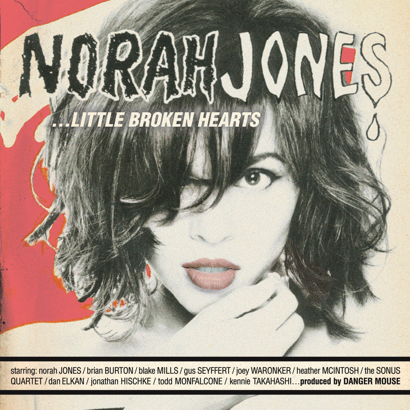 Norah Jones Albumcover mit einer Frau, die den Betrachter ansieht. Roter und weißer Hintergrund.