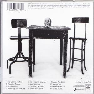 Rückseite des Albumcovers mit Tisch, Stühlen und Totenkopf.