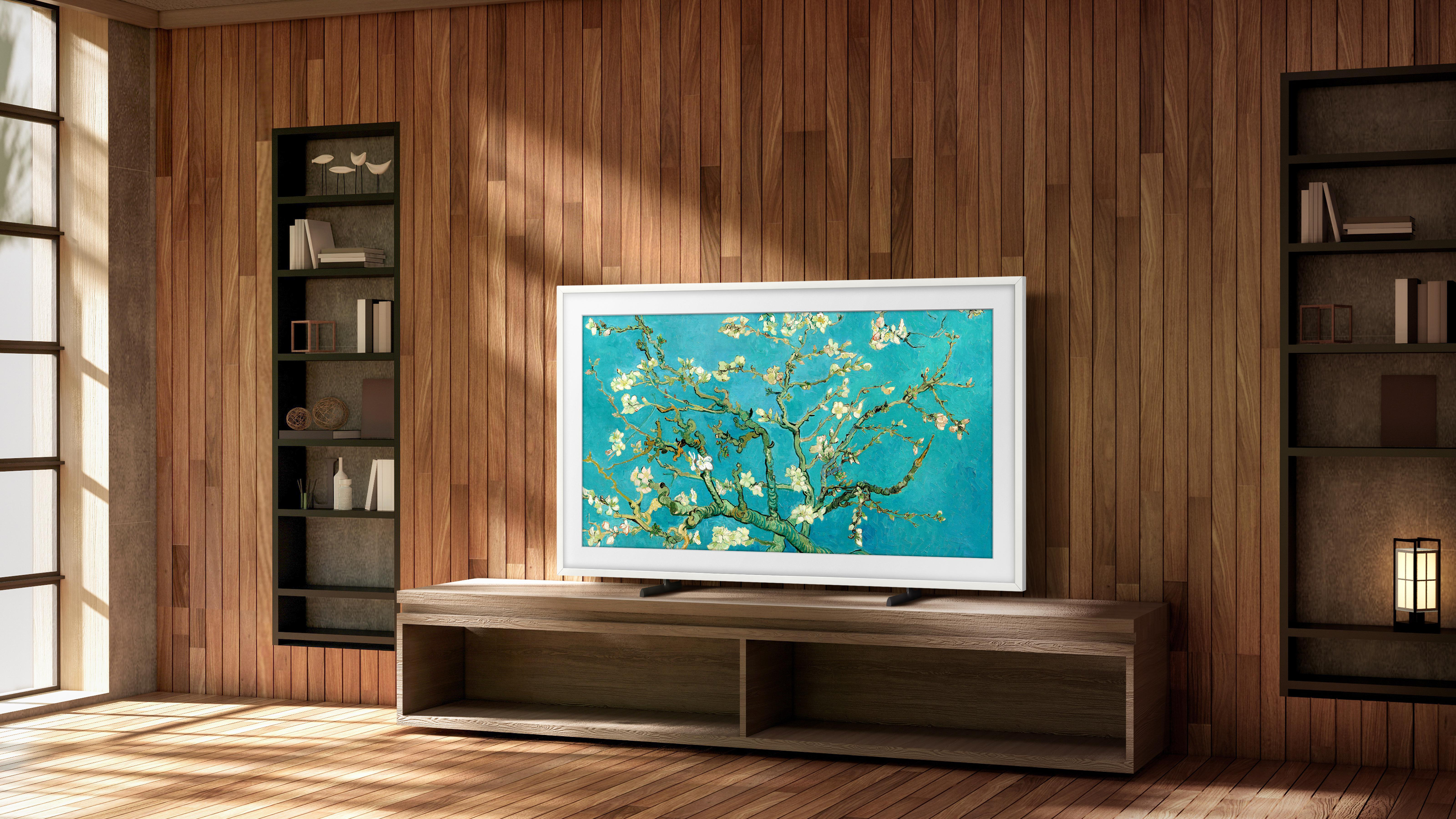 TV, das ein Gemälde an einer Holzwand zeigt, Holzschrank und grüne Pflanze.