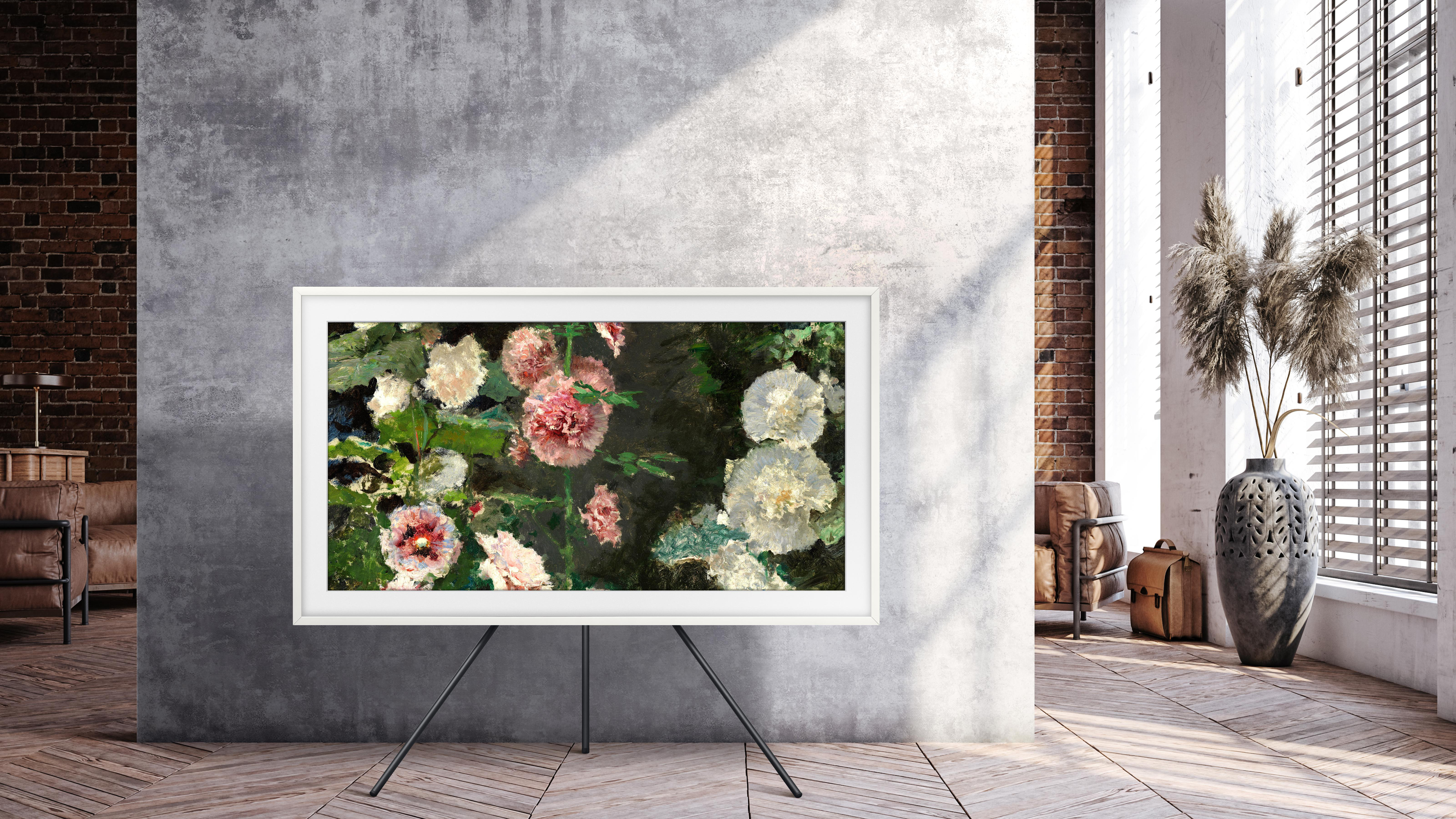 Modernes Wohnzimmer mit Kunst auf einem Ständer. Ein Gemälde von Blumen auf einem Ständer, mit Pflanzen.