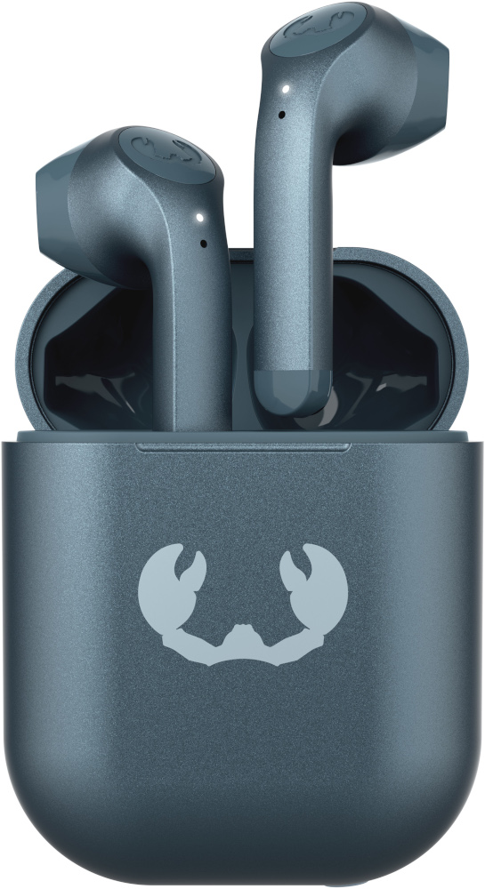Écouteurs bleus dans un étui de chargement. L'étui porte un logo de crabe. Les écouteurs sont sans fil.