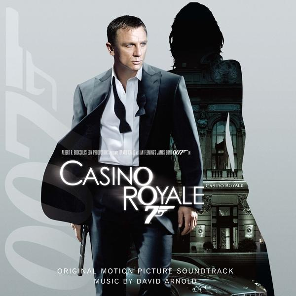 Casino Royale Filmplakat. Daniel Craig im Anzug, Silhouette einer Frau, Titel und Logo. Grauer Hintergrund.