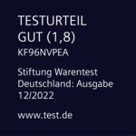 Text auf blauem Hintergrund: Testergebnis, Bewertung 1,8, Produktcode, Stiftung Warentest und das Datum 12/2022.
