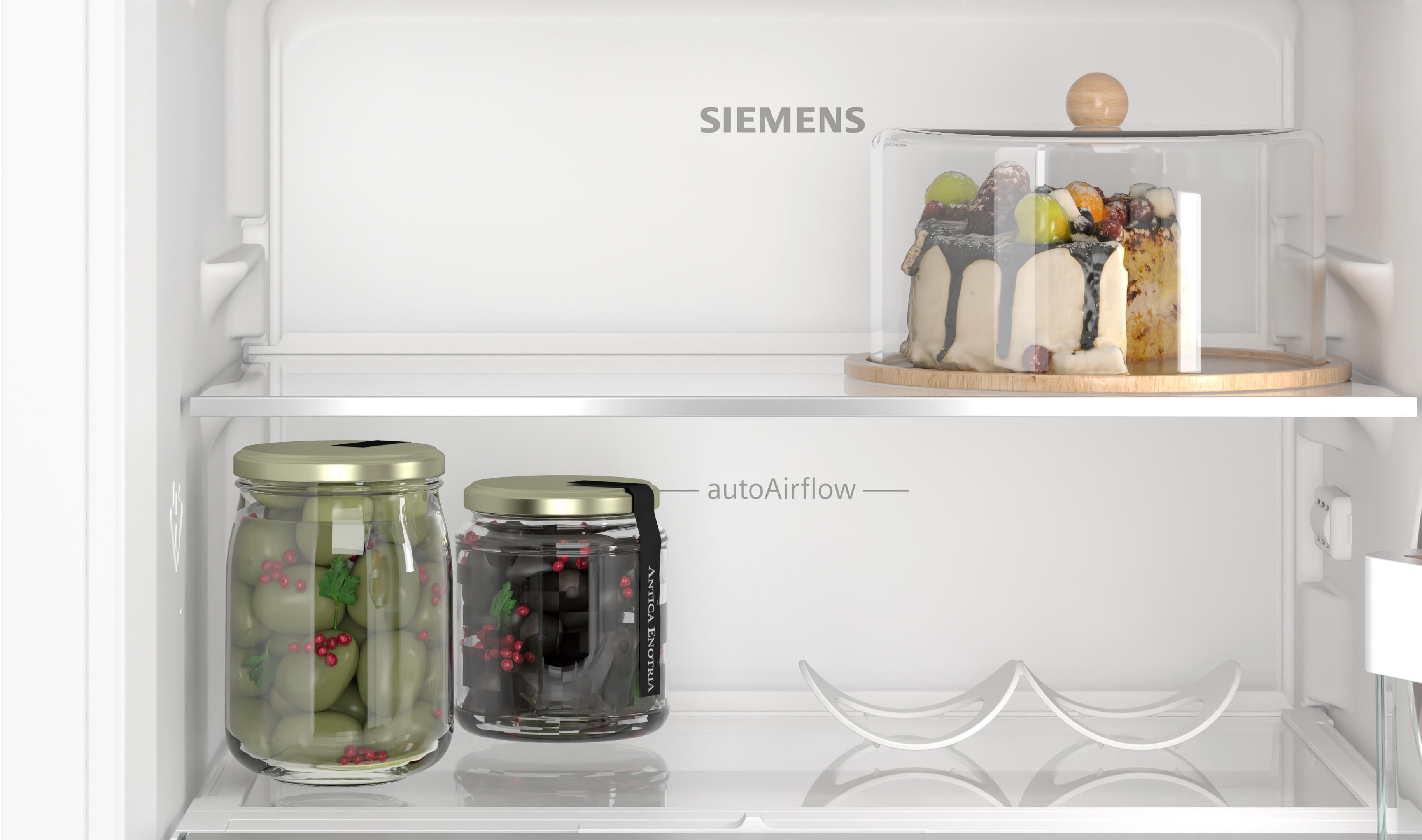 Kühlschrankinnenraum mit Gläsern mit Oliven und einem Kuchen unter einer Glaskuppel. Siemens-Logo sichtbar.