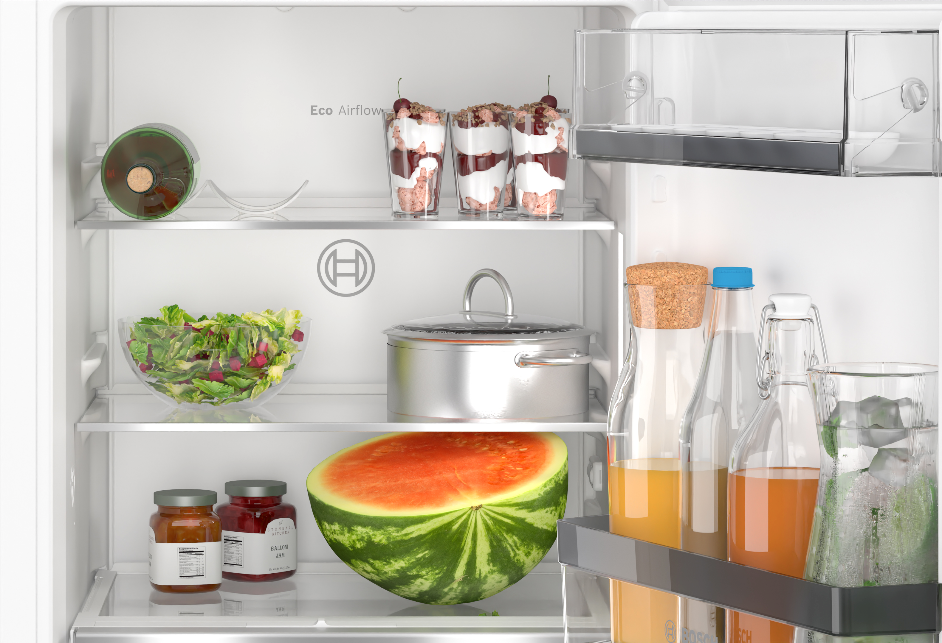 Kühlschrankinnenraum mit Lebensmitteln, darunter Salat, Wassermelone, Gläser und Desserts.