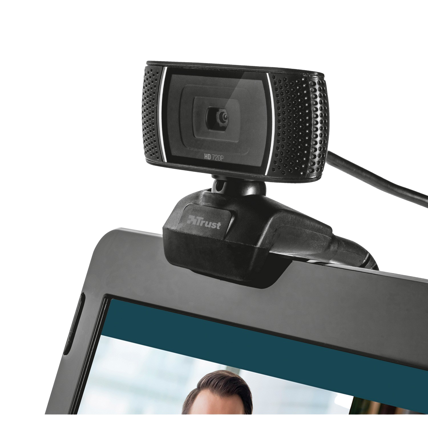 Een zwarte webcam bovenop een tablet. Het is een webcam van het merk Trust.