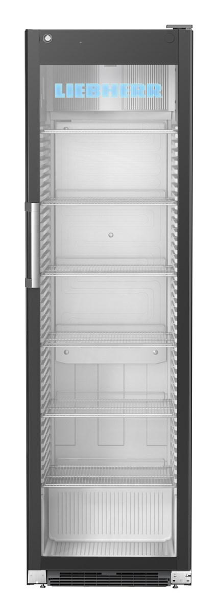 Ein hoher, schwarzer Liebherr-Kühlschrank. Leere Regale und Tür sichtbar.