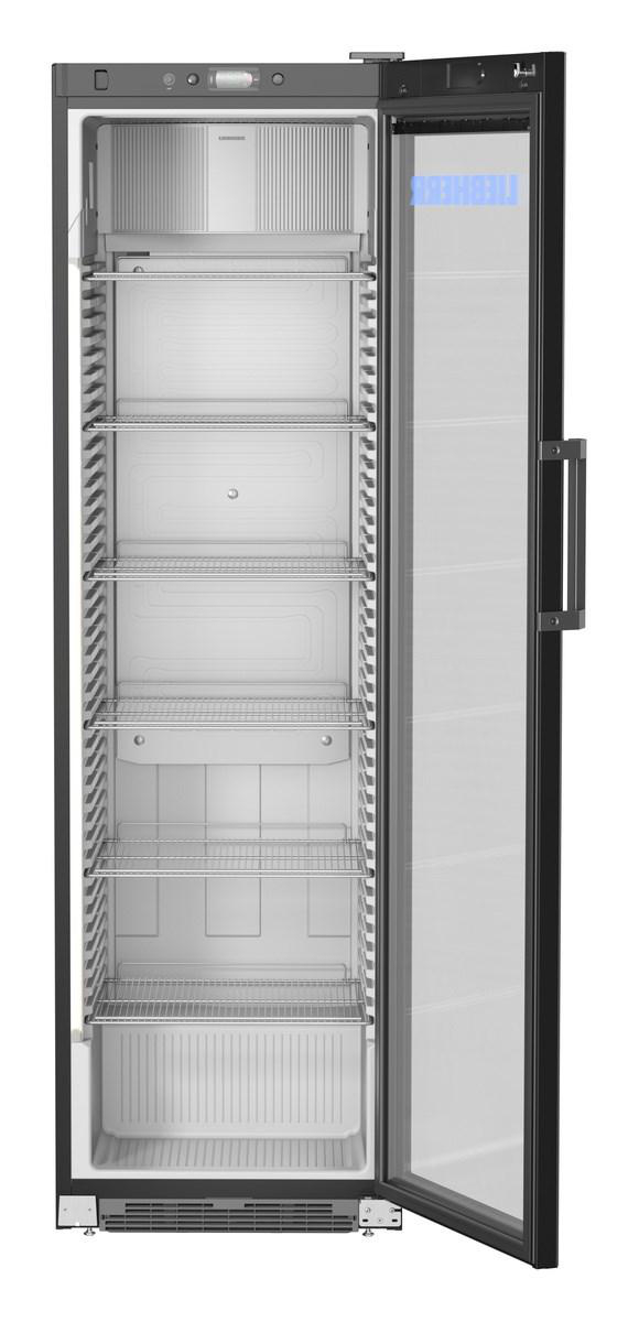 Ein offener, hoher, schwarzer Kühlschrank mit Regalen auf weißem Hintergrund.