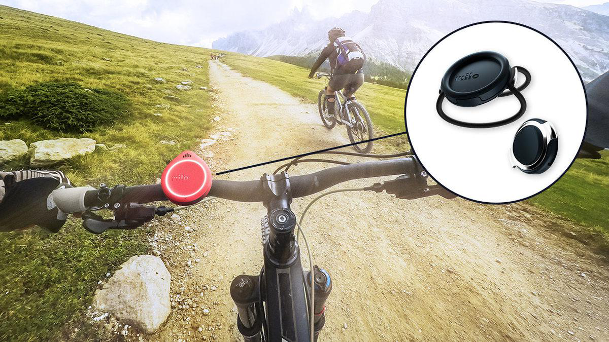 Ein Biker auf einem Feldweg mit einem Fahrradcomputer am Lenker. Eine Nahaufnahme zeigt den Computer.