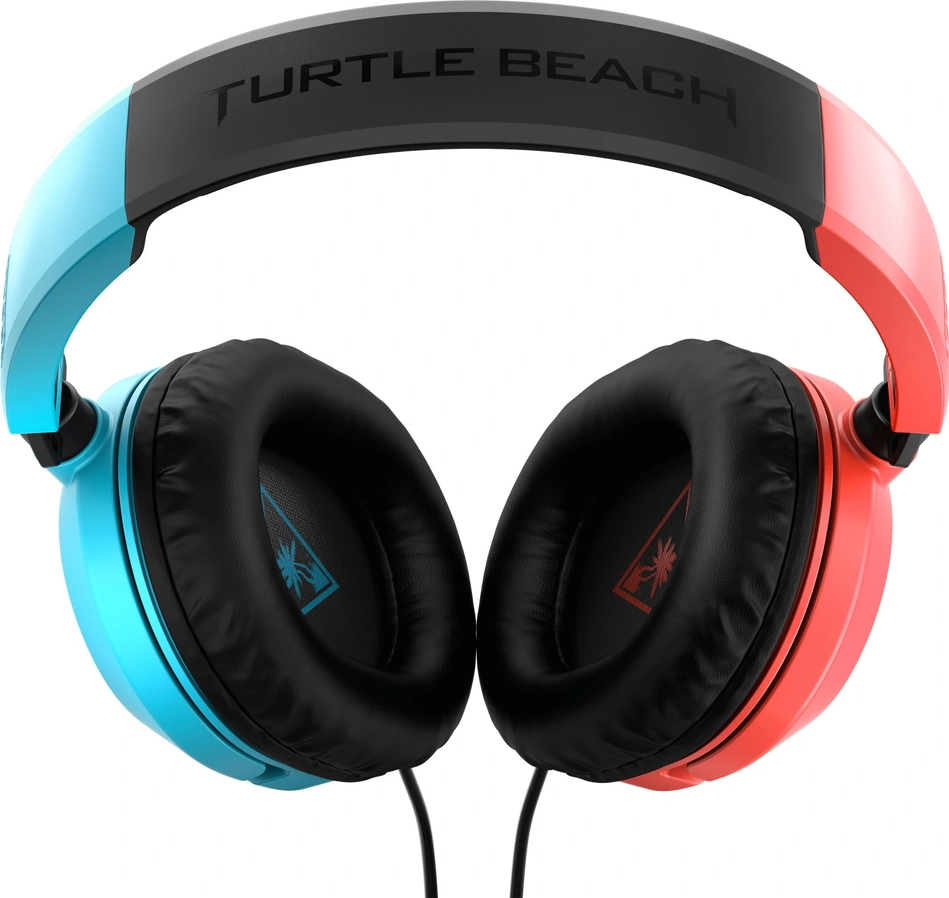 Kopfhörer mit blauen und roten Ohrmuscheln, schwarzem Kopfband, Turtle Beach Logo.