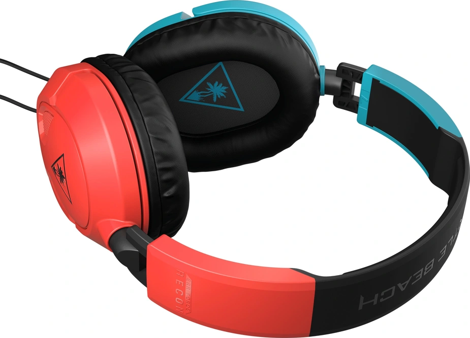 Over-Ear-Kopfhörer, rote Ohrmuscheln, blaues Stirnband, schwarze Ohrpolster. Weißer Hintergrund.