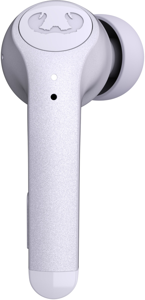 Een close-up van een witte draadloze oordop. De oordop heeft een logo en een kleine stip.