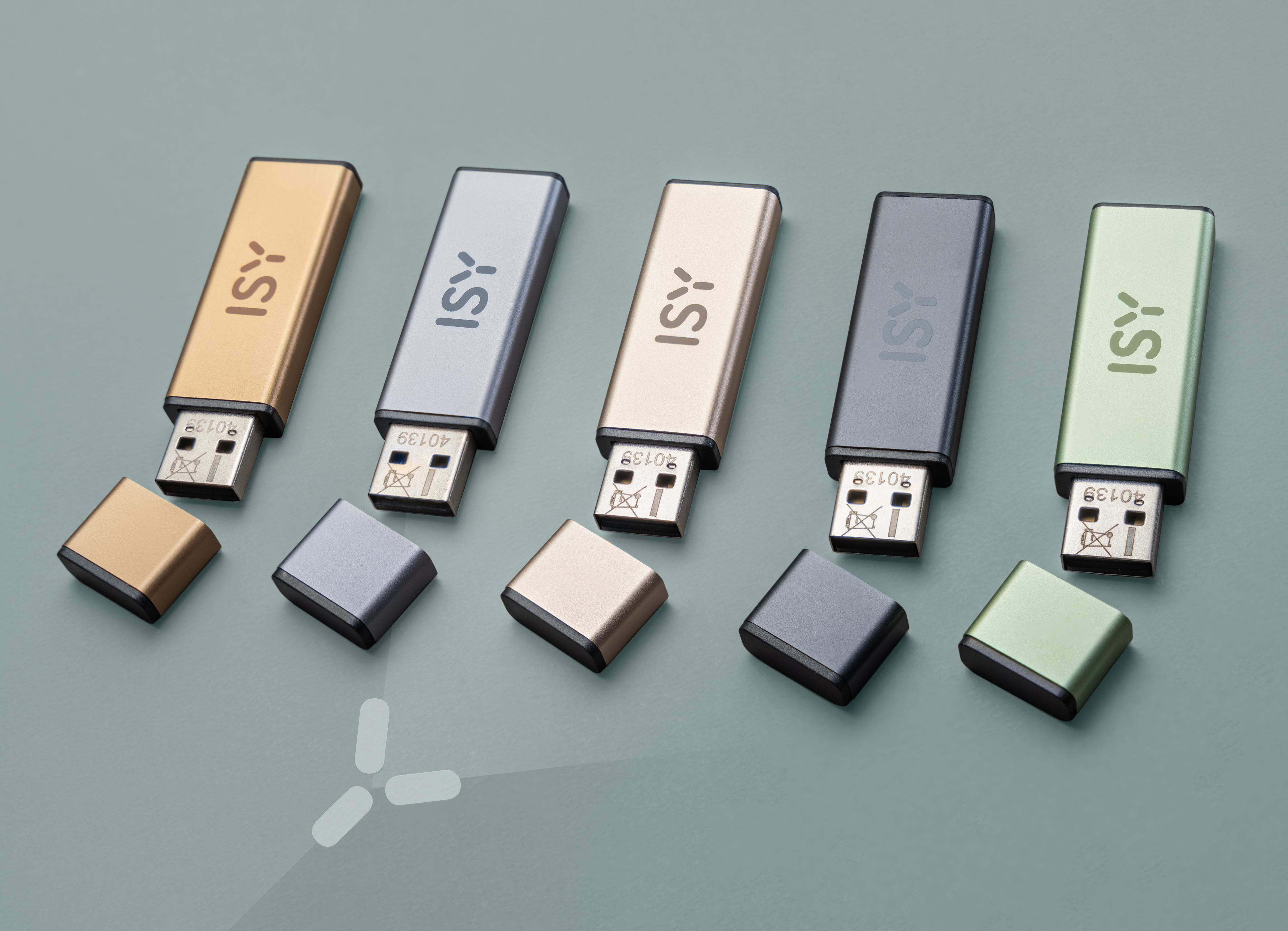 Fünf USB-Laufwerke: Gold, Silber, Beige, Grau und Grün. Jedes hat eine Kappe. Hintergrund ist ein Farbverlauf.