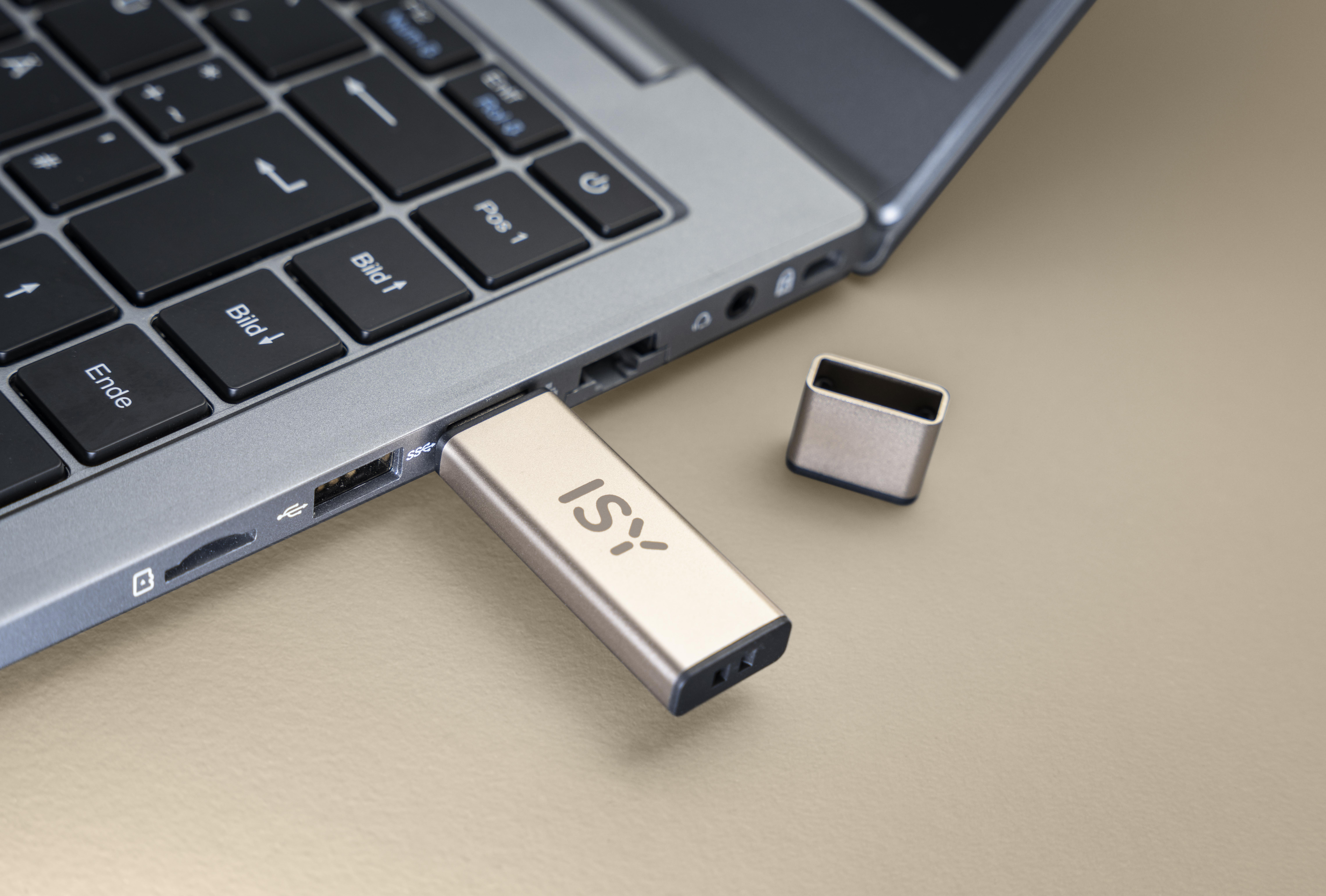 Silberner ISY USB-Stick, der in einen Laptop eingesteckt ist.