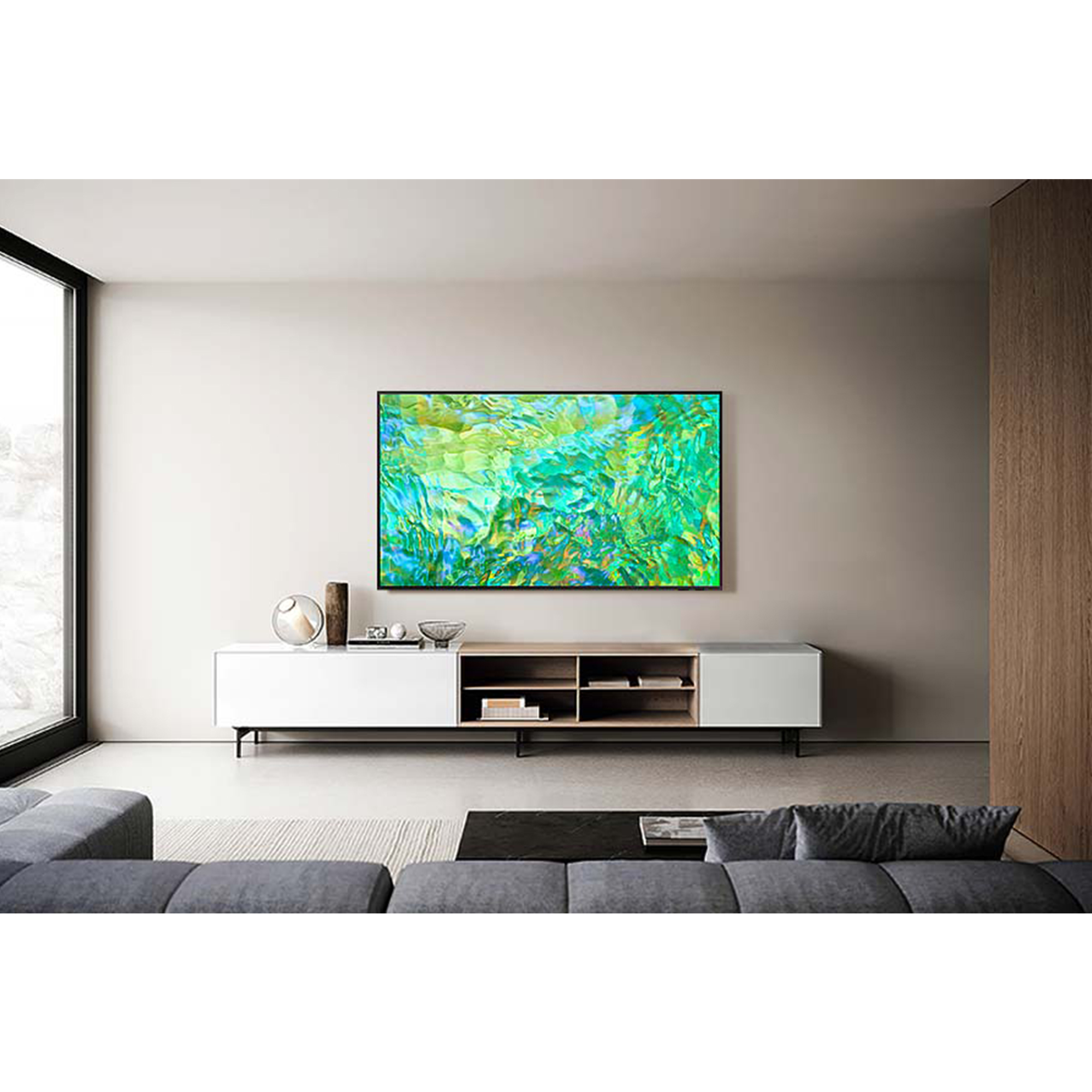 Salón moderno con un televisor que muestra una imagen abstracta verde.