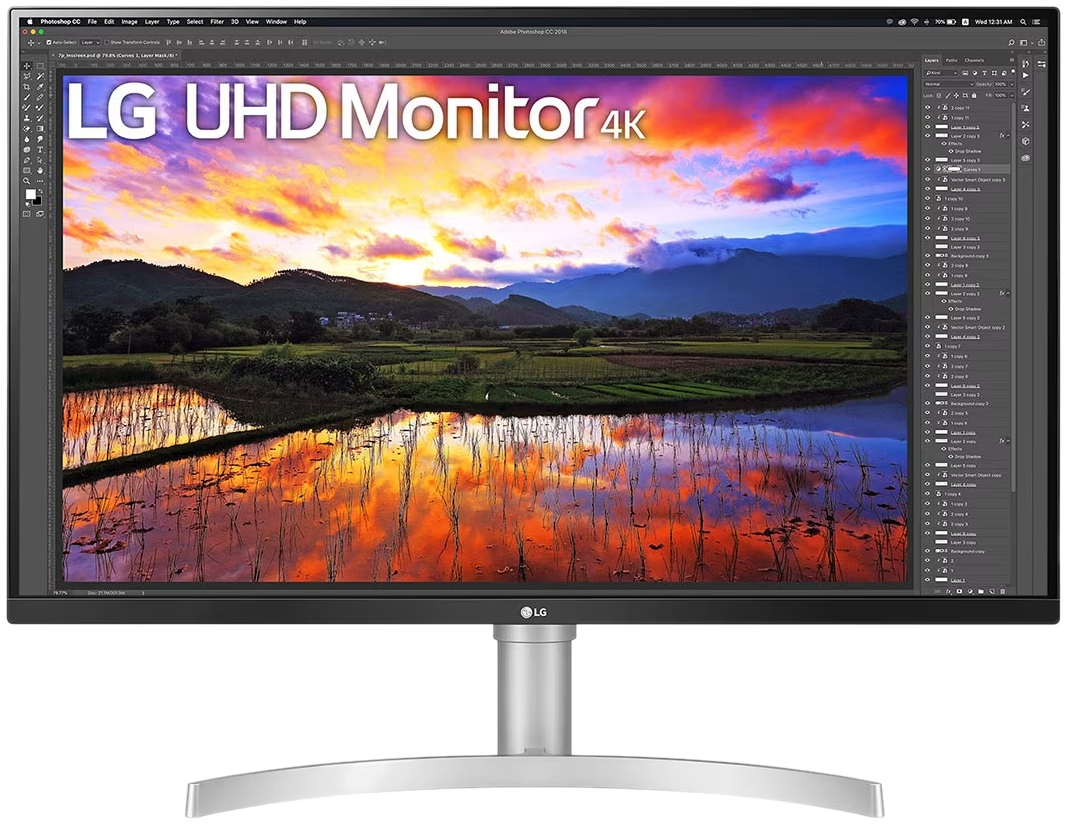 Un moniteur LG 4K UHD affichant une image de paysage colorée et une interface Photoshop.